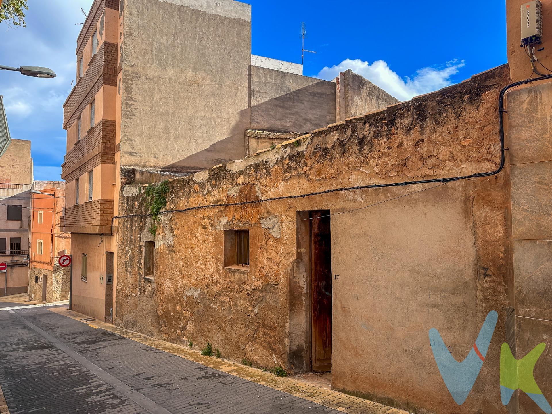 Presentamos un atractivo terreno urbano situado en la pintoresca parte alta del pueblo de Alcora. Este espacio cuenta con aproximadamente 150 metros cuadrados, actualmente designado como corral, lo que brinda una excelente oportunidad para aquellos interesados en construir su hogar ideal a medida y disfrutar de un encantador patio privado. Además, si eres inversor, este solar representa una opción estratégica perfecta: puedes desarrollar múltiples viviendas destinadas al alquiler y obtener así rendimientos atractivos a corto plazo. No pierdas esta valiosa oportunidad de adquirir un inmueble con potencial tanto residencial como comercial; el futuro te está esperando aquí. Este inmueble es en exclusiva, con lo que le facilitamos cualquier información sobre la vivienda. Por este motivo, solicitamos no molesten al propietario, ocupantes de la propiedad, vecinos o conserje de la comunidad. En todos los casos los precios expuestos son más impuestos y gastos derivados de la transmisión del inmueble.