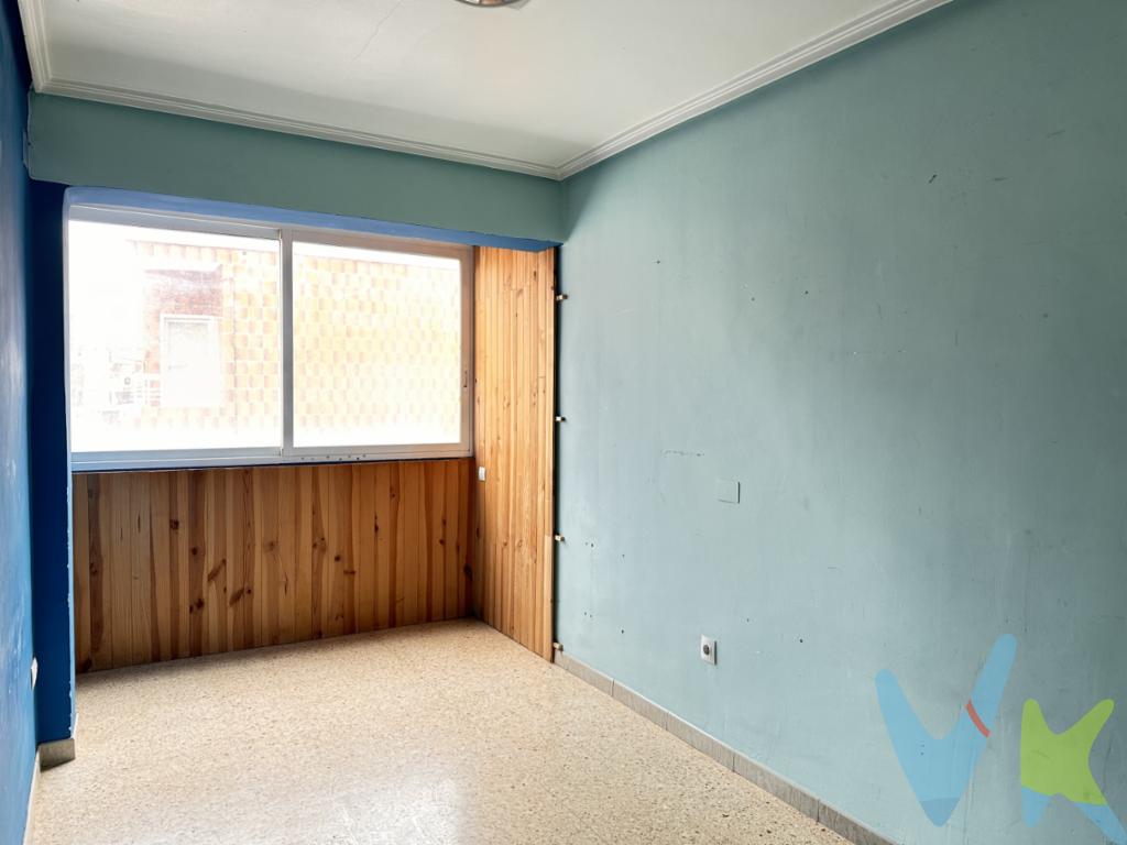 Vivienda sin comisión de inmobiliaria.   Venta WOW: en subasta hasta el 27 de mayo de 2025. La puja mínima es por el importe publicado, es decir, desde 145.000EUR, al alza.    Se trata de una amplia vivienda distribuida en 4 habitaciones, un baño completo, cocina independiente y salón-comedor con acceso al patio interior.   Ubicado en la primera planta del edificio sin ascensor con escaleras amplias.     Se encuentra cerca de todos los servicios y de la estación de metro (línea 3).    ¡No dejes escapar esta oportunidad!