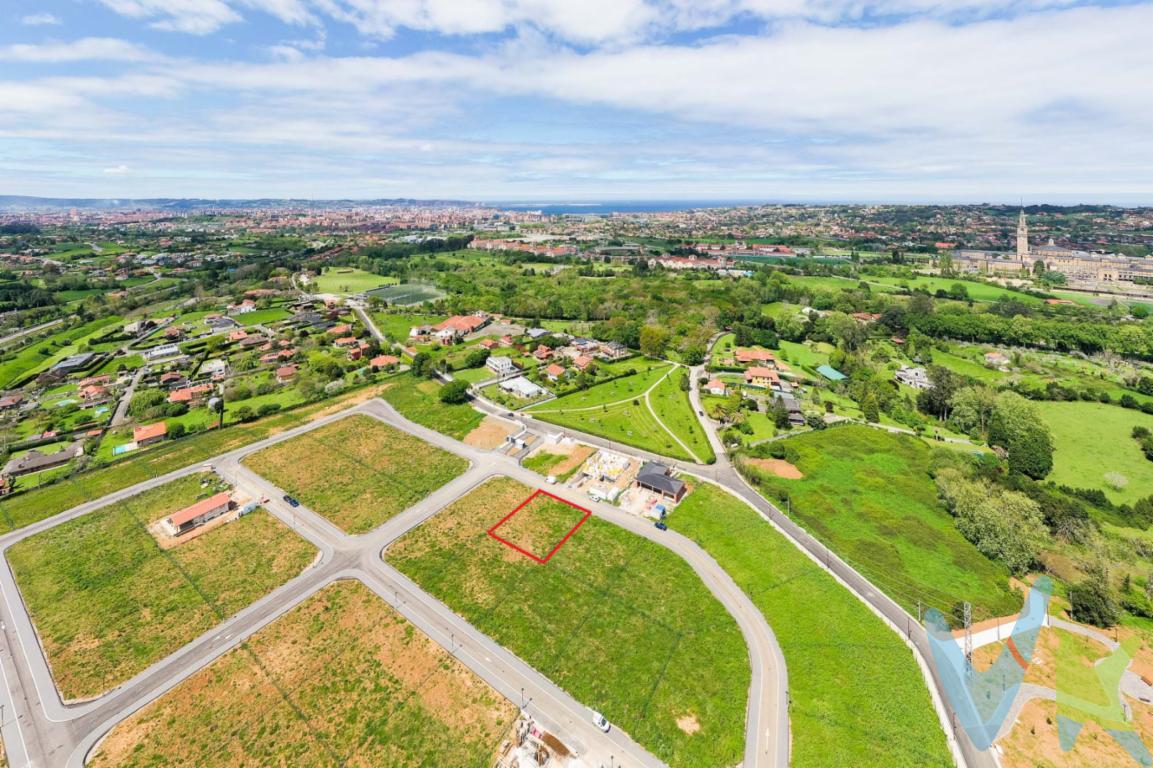 Ponemos a la venta una Preciosa Finca Edificable en una de las mejores Urbanizaciones de Cabueñes en Gijón, EL VISO al lado de la Universidad LaboralHablamos de una finca edificable con  una superficie total de ,ocupando una superficie de 620metros cuadrados,este espacio no solo ofrece posibilidades únicas para el desarrollo de un proyecto residencial, sino que también está situado en una de las zonas más privilegias del entorno urbano de Gijón.Tiene una edificabilidad de  224 metros cuadrados, lo cual permite la construcción del hogar de sus sueños o desarrollar un proyecto inmobiliario para el mercado, esta finca ofrece un lienzo en blanco para aquellos con visión.Uno de los grandes atractivos de esta finca es su ubicación estratégica, Cabueñes no solo es conocido por su tranquilidad y belleza paisajística, sino también por su cercanía a todos los servicios necesarios para una vida cómoda y práctica. La Urbanización dispone de todos los servicios a pie de Finca,.El transporte nunca será un problema, gracias a su excelente conexión con las principales vías y la disponibilidad de un servicio de autobús cercano.,esto proporciona acceso rápido y sencillo al centro de Gijón y sus alrededores, combinando la serenidad de la zona con la conveniencia de la vida urbana.Evaluar esta propiedad es considerar una inversión en calidad de vida, un lugar donde el espacio se convierte en oportunidad y cada metro cuadrado abre puertas a nuevas posibilidades. Es una invitación a imaginar grandes proyectos, a soñar con espacios personales rodeados de naturaleza y con la posibilidad de diseñar un estilo de vida a medida.Considere visitar esta magnífica propiedad y déjese convencer por el potencial de cada rincón.,Descubra, con sus propios ojos, el esplendor de Cabueñes y cómo esta finca puede transformarse en el proyecto que siempre ha querido construir. No deje pasar la oportunidad de conocer una de las mejores propuestas inmobiliarias de Gijón.El precio total de la Finca  con el Impuesto de transmisiones patrimoniales  asciende a 174.960 euros  y NO  están incluidos los gastos de Notaria y Registro  