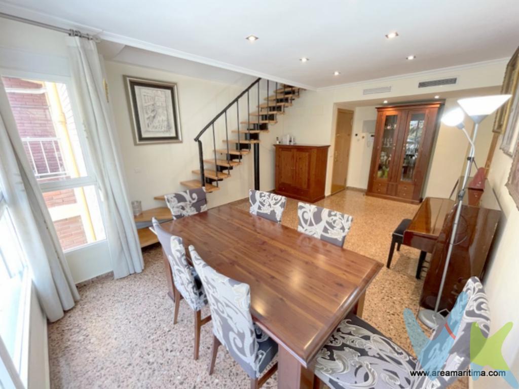 En el vibrante corazón del Cabanyal, donde la tradición marinera se mezcla con la vida moderna, se encuentra esta joya inmobiliaria: un precioso dúplex en finca seminueva (2002), ideal para quienes buscan calidad de vida sin renunciar al alma del barrio.En una de las calles más emblemáticas del Cabanyal, presentamos esta vivienda única, pensada para quienes buscan mucho más que un lugar donde vivir: buscan una experiencia. Con tres habitaciones llenas de luz, un baño completo, un aseo de cortesía, y una terraza interior que invita al relax, este hogar tiene todo lo que necesitas para vivir (y disfrutar) a lo grande. La cocina independiente te da espacio para explorar tu lado más chef, mientras que el salón comedor es perfecto para cenas con amigos, siestas legendarias o maratones de series. Cada habitación cuenta con armarios empotrados, ventanas climalit tipo mirador que aíslan y embellecen, y un eficiente sistema de aire acondicionado por conductos, para que estés a gusto en cualquier estación del año. ¿Lo mejor? Una finca con muy pocos vecinos, con ascensor, y una atmósfera de paz difícil de encontrar tan cerca del mar y de la vida activa del barrio. Un producto muy exclusivo, difícil de ver en esta zona y aún más difícil de encontrar disponible. Si buscas algo especial, diferente, y con ese algo que no se puede explicar pero se siente al entrar este es tu sitio.Contacta con nosotros y descubre en persona un hogar que no solo cumple expectativas las supera.Agencia Registrada con el Nº 99 en el Registro Obligatorio de Agentes Inmobiliarios de la Comunitat Valenciana. Puede consultar en la web de la GVA. PVP: Los honorarios que el comprador deberá abonar a la agencia así como los gastos de notaría, registro e impuestos no están incluidos en el precio de venta. Este anuncio en su conjunto, incluyendo textos, fotos, imágenes o cualquier otro contenido del mismo, no es vinculante dado que la información es ofrecida por terceros y puede contener errores. Se muestra a título informativo y no contractual.