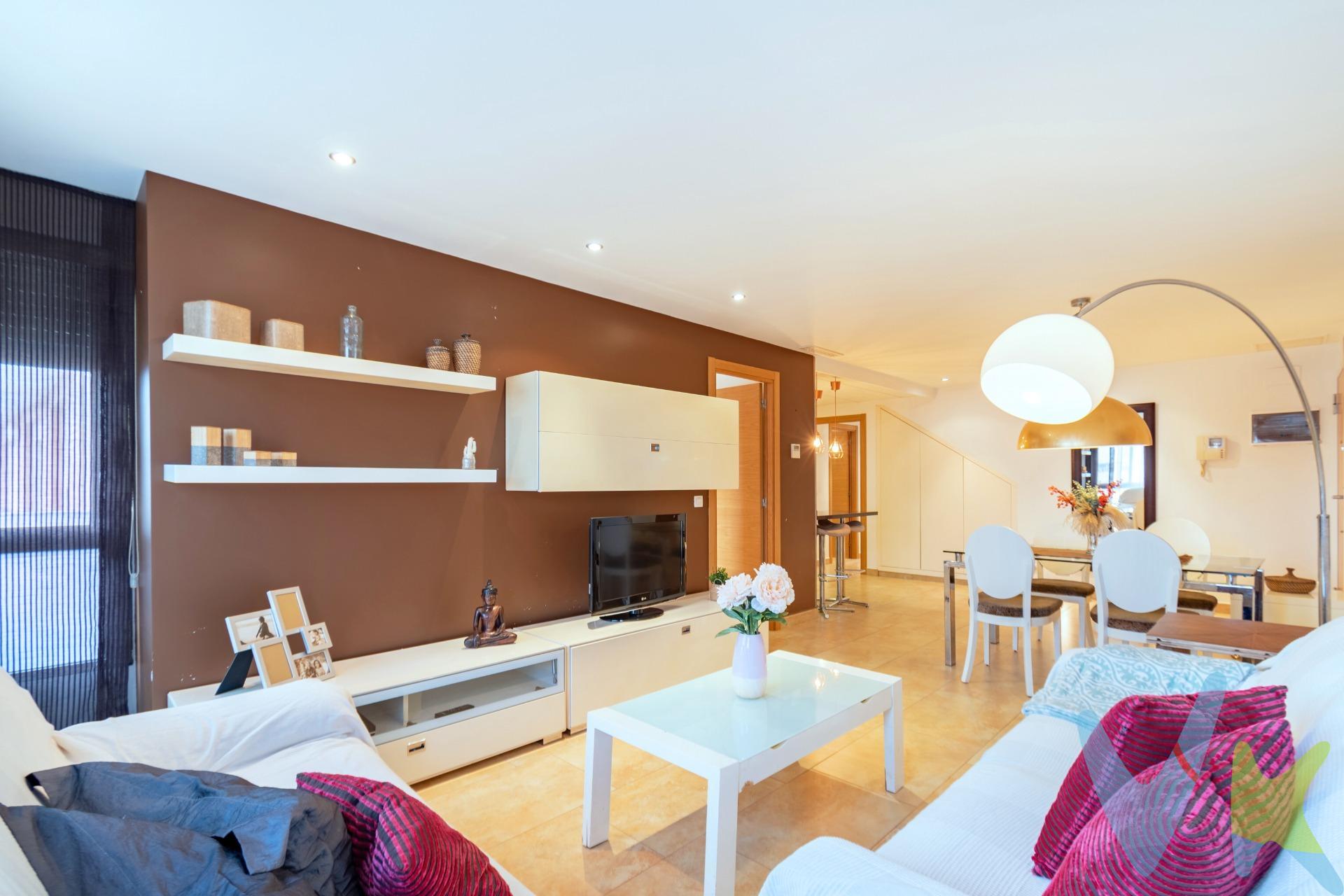 ¡Tu Nuevo Hogar  te espera en Vila-real!. Descubre la esencia del estilo moderno y la comodidad en este espectacular piso tipo loft, situado en una de las mejores zonas de Vila-real. Perfecto para quienes buscan un espacio luminoso y elegante, este hogar es ideal tanto para jóvenes profesionales como para parejas que desean disfrutar de la vida urbana sin renunciar al confort. *Características del loft:*. - *Diseño Abierto:* La cocina abierta, de estilo contemporáneo, se integra perfectamente con el salón-comedor, creando un ambiente fluido y acogedor. Es el lugar perfecto para socializar mientras preparas tus platos favoritos. - *Espacios Luminosos:* Con grandes ventanales que inundan el espacio de luz natural, cada rincón de este loft refleja calidez y vitalidad. La terracita es el complemento ideal para disfrutar de un café por la mañana o una copa al atardecer. - *Habitaciones Confortables:* El piso cuenta con 2 habitaciones que ofrecen privacidad y tranquilidad, diseñadas para ser tu refugio personal al final del día. - *Baño Moderno:* El baño completo es un oasis de bienestar, equipado con acabados modernos que aportan un toque de lujo a tu rutina diaria. Ubicado en una zona vibrante, disfrutarás de la cercanía a tiendas, restaurantes y todos los servicios necesarios para tu día a día. La combinación perfecta entre estilo y funcionalidad te espera en este loft. ¡No dejes pasar esta oportunidad única! Contáctanos para concertar una visita y enamórate de tu futuro hogar en Vila-real. ¡El espacio que siempre soñaste está aquí!. 