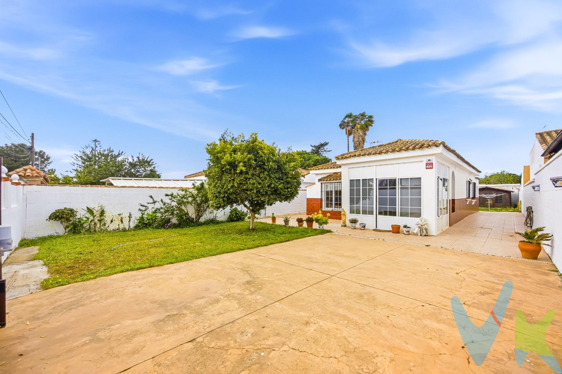 ✨ Tu oasis familiar en Los Gallos: Chalet reformado, jardín espectacular y a 5 minutos de la playa 🌊. 🏡Este chalet no es solo una casa, es el lugar donde tu familia creará sus mejores recuerdos. Listo para entrar a vivir, con todas las comodidades modernas y en una ubicación inmejorable. ¿Buscas el equilibrio perfecto entre la paz de un hogar independiente y la comodidad de tenerlo todo a mano? Te presentamos este increíble chalet en Los Gallos, una de las zonas urbanas más tranquilas, cotizadas y consolidadas de Chiclana. Una vivienda completamente reformada y llena de confort, diseñada en exclusiva para disfrutar de la vida en familia. Lo mejor de su ubicación es que te permite desconectar del estrés diario en un entorno residencial sereno, estando a tan solo 5 minutos de la impresionante playa de La Barrosa 🏖️. Además, al ser una zona urbana totalmente desarrollada, tendrás a un paso colegios, supermercados, centros médicos y paradas de autobús 🚍. ¡Comodidad absoluta para el día a día!. 🌳 Exteriores de ensueño: El corazón de tus reuniones. El espacio exterior de este chalet está pensado para exprimir al máximo el envidiable clima andaluz. Rodeado de cuidadas zonas verdes y jardín, es el entorno ideal para que los niños jueguen seguros mientras tú te relajas. Zona de barbacoa y cocina exterior: Un espacio techado y perfectamente equipado para convertirte en el anfitrión perfecto. Imagina los almuerzos del domingo y las cenas de verano cocinando al aire libre en tu propio refugio 🥩🍹. Aseo exterior con ducha: El complemento más cómodo y práctico para refrescarte en los días de sol o quitarte la arena directamente al volver de la playa 🚿. Parking privado: Olvídate de los problemas de espacio; la parcela cuenta con zona pavimentada con capacidad para aparcar varios coches dentro de la propiedad con total seguridad. 🏠 Un interior reformado, cálido y muy confortable. Con 111 m² construidos distribuidos con un gusto exquisito, el interior destaca por su calidez y su fantástica entrada de luz natural ☀️. Cada rincón ha sido renovado pensando en el bienestar familiar:. Salón-comedor con chimenea: El lugar perfecto para las reuniones familiares, ver vuestras películas favoritas o disfrutar del crepitar del fuego en las tardes de invierno 🔥. 3 Elegantes habitaciones: Un gran dormitorio principal de diseño majestuoso y dos habitaciones sencillas ideales para los niños, invitados o como un cómodo espacio de teletrabajo. Baño principal tipo "Spa": Un espacio totalmente reformado y cuidado al detalle para ofrecerte un auténtico rincón de relax y desconexión diaria 💦. ¡No dejes pasar esta oportunidad única en Los Gallos! Contáctanos hoy mismo para agendar tu visita y venir a enamorarte de tu próximo hogar. 🔑💙. Comercializamos este inmueble en exclusiva para garantizarte toda la información necesaria junto a un servicio excepcional. En cumplimiento del Decreto Junta Andalucía 218/2005 del 11 Octubre, informamos al cliente que los gastos notariales e impuestos no están incluidos en el precio € . Si tienes dudas acerca dela compraventa , llámanos ; estaremos encantados de asesorarle !. Igualmente disponemos de un Seguro de Caución para garantizar las cantidades entregadas a nuestra Agencia en concepto de Reserva y/o Arras. Impuestos y gastos de la compraventa:. El comprador puede consultar de forma oficial los impuestos aplicables (ITP, AJD, etc.) en la web de la Junta de Andalucía:. https://www.juntadeandalucia.es/organismos/economiahaciendayfondoseuropeos/areas/tributos-juego/tributos/paginas/impuestos-cedidos-transmisiones.html. Si tiene cualquier duda sobre los gastos de la compraventa, llámenos y estaremos encantados de asesorarle de forma clara y personalizada.