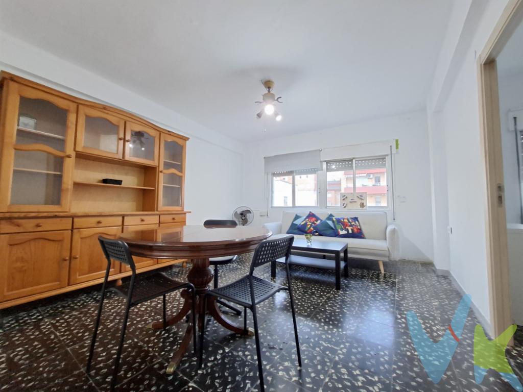  Piso en venta en el Grao de Castellón, situado en la cuarta planta de un edificio sin ascensor, construido en 1968. Tiene una superficie construida de 70 m2, de los cuales 61.47 metros son útiles, esta distribución permite aprovechar al máximo cada rincón, proporcionando un espacio con cuatro habitaciones, salón-comedor, cocina y baño.Está amueblado e incluye una selección de electrodomésticos que harán que tu día a día se desarrolle de manera eficiente y sin preocupaciones. La ubicación en El Grao proporciona un equilibrio único entre la tranquilidad de un barrio residencial y la proximidad a servicios esenciales. A solo unos pasos del transporte público, estarás conectado con el resto de Castellón de la Plana, facilitando tus desplazamientos diarios, ya sea por trabajo o por ocio.La zona de El Grao es conocida por su ambiente cálido y su cercanía al mar, lo que añade un valor extra a este piso. Con accesos rápidos a las principales vías de transporte, podrás disfrutar de la excepcional gastronomía local, las playas y las instalaciones recreativas de la región con total comodidad.Actualmente está alquilado. 