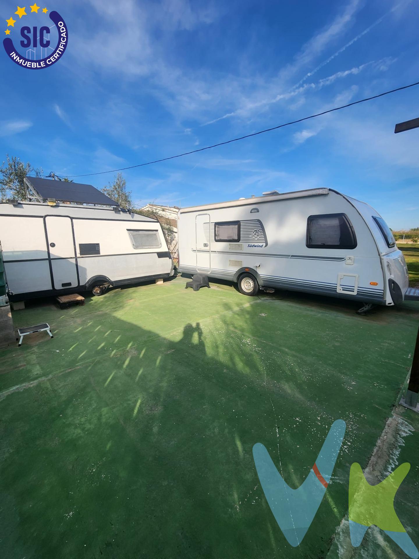 Oportunidad única en la Marjalería de Castellón, un entorno natural privilegiado donde la tranquilidad, la privacidad y la conexión con la naturaleza se convierten en el verdadero lujo. Presentamos este atractivo terreno rústico ubicado en la Partida Travesera, ideal para quienes buscan desconectar del ritmo urbano y apostar por un estilo de vida más sostenible y auténtico. La parcela cuenta con una superficie total de 1.344 m² y se encuentra completamente vallada, lo que garantiza seguridad e intimidad. En su interior alberga árboles frutales que aportan valor, carácter y la posibilidad de disfrutar de una producción propia en un entorno natural cuidado. Este espacio ya dispone de elementos que lo hacen especialmente funcional desde el primer momento, incluyendo dos caravanas que permiten su uso inmediato como zona de descanso o estancia temporal, una de ellas equipada con paneles solares que proporcionan independencia energética y refuerzan su carácter autosuficiente. Además, la propiedad dispone de pozo propio, asegurando el abastecimiento de agua y aportando un valor añadido clave para cualquier proyecto que se desee desarrollar en la parcela. Este terreno representa una excelente oportunidad, ofreciendo múltiples posibilidades que van desde un proyecto agrícola o huerto ecológico hasta un espacio de ocio privado o una escapada de fin de semana en plena naturaleza. Se trata de una propiedad con gran potencial, pensada para quienes valoran la libertad, la autosuficiencia y la posibilidad de crear un espacio personal en un entorno natural inigualable, donde cada rincón invita a imaginar, desarrollar ideas y construir una experiencia de vida diferente.