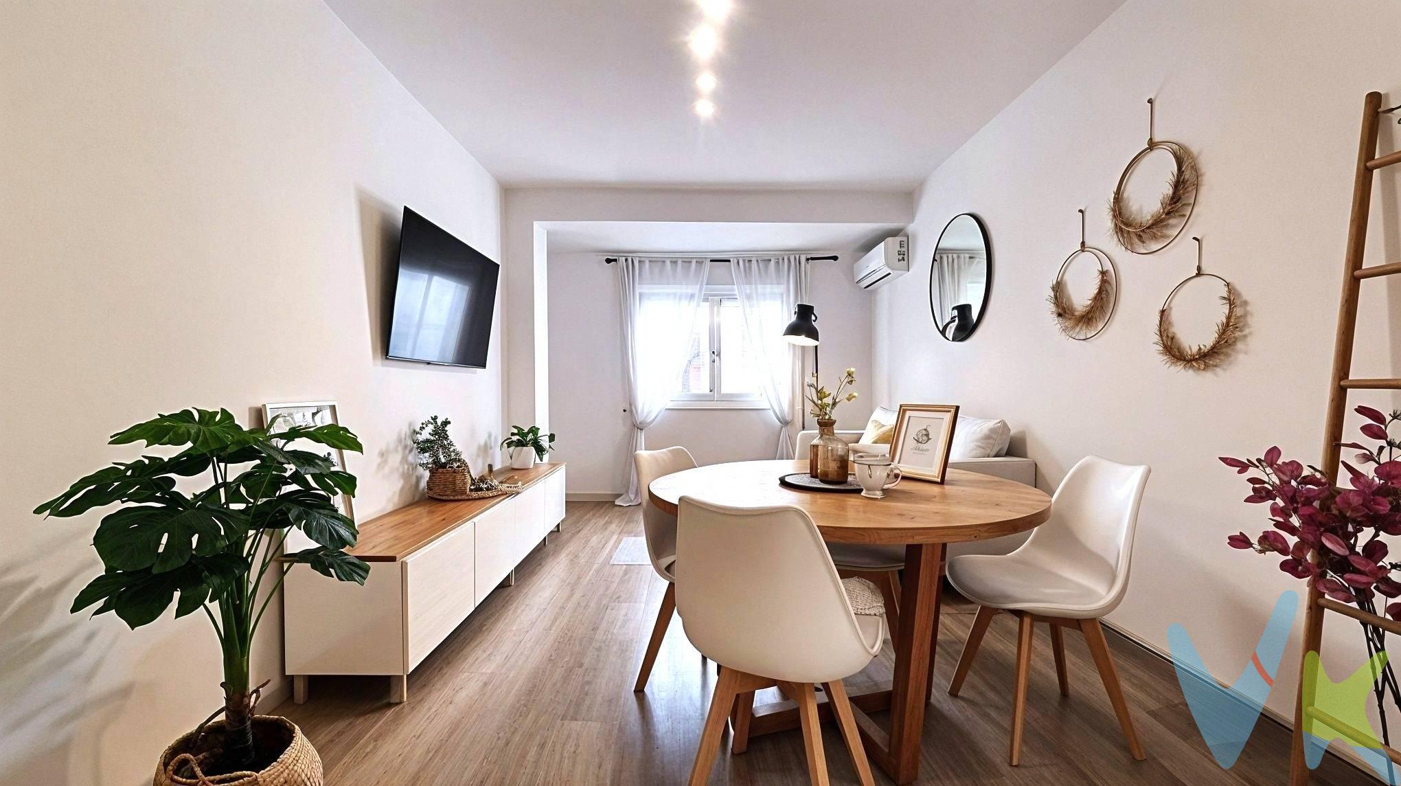 PISO PARA ENTRAR A VIVIR EN PASSEIG PRIM. Les presentamos, en exclusiva, una vivienda pensada para quienes buscan comodidad, funcionalidad y la tranquilidad de poder entrar a vivir desde el primer día. Situado en Passeig Prim, una de las principales arterias de Reus, este piso de 70 m² disfruta de una ubicación especialmente práctica, rodeado de todo aquello que forma parte del día a día: comercios, supermercados, gimnasios, farmacias, restaurantes y una amplia variedad de servicios a pocos minutos de casa. Al entrar, encontramos un acogedor salón-comedor con cocina abierta, un espacio concebido para compartir. La distribución permite disfrutar de la conversación con familiares y amigos mientras se prepara la comida, creando ese ambiente abierto y agradable que convierte la cocina en uno de los centros de la vivienda. La zona de descanso está formada por tres dormitorios, dos individuales y un dormitorio doble que incorpora una práctica zona de armario vestidor, aportando un extra de comodidad y capacidad de almacenaje. La vivienda dispone además de un baño completo con bañera y una galería cerrada, un espacio versátil y funcional que puede utilizarse como zona de tendido o almacenamiento según las necesidades de cada propietario. Entre sus características encontramos también suelo laminado, instalación eléctrica renovada y aire acondicionado con bomba de calor mediante split, proporcionando confort durante todo el año. Una vivienda práctica, cómoda y lista para empezar una nueva etapa en una de las zonas más conocidas de Reus. No duden en contactarnos para concertar una visita. Estaremos encantados de acompañarles y ayudarles a descubrir personalmente todo lo que esta vivienda puede ofrecerles.