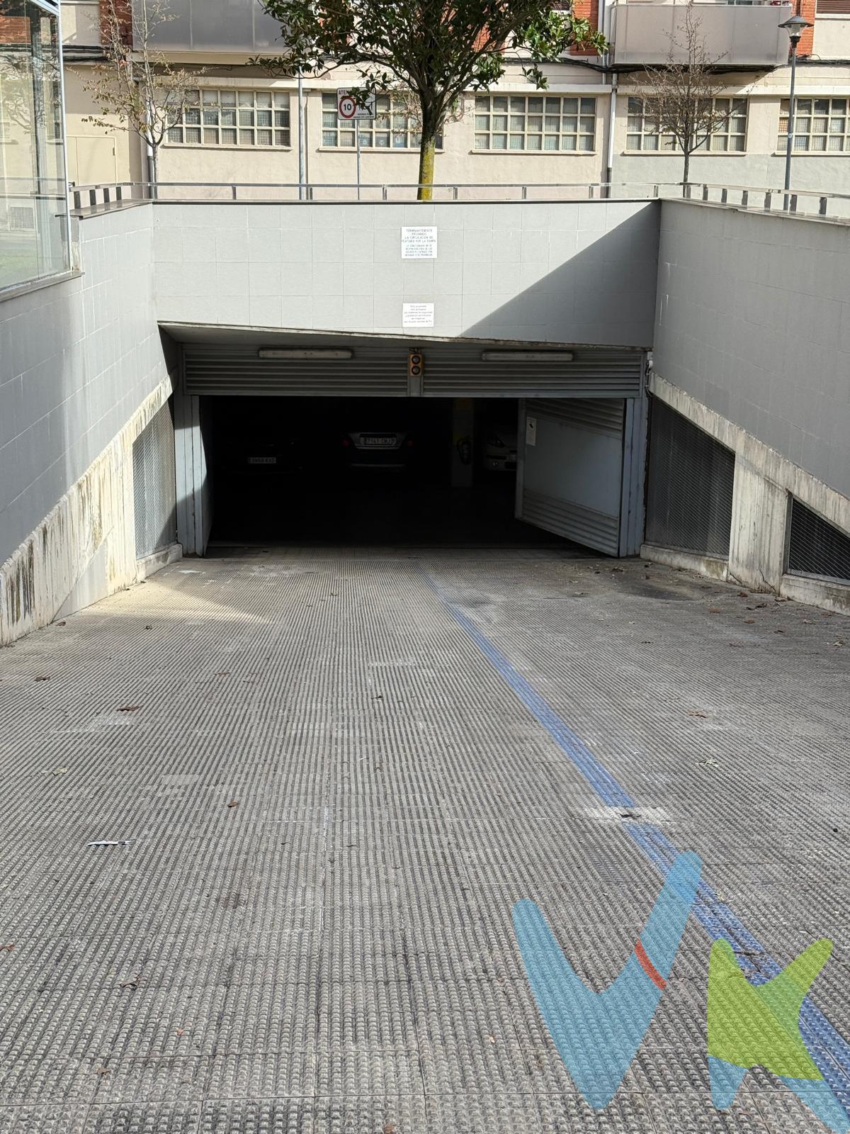 Se vende plaza de garaje de 12,5 m² útiles en la demandada zona de San Juan, una de las áreas con mayor proyección y escasez de aparcamiento en Pamplona/Iruña. Ubicado en la planta -2 del edificio, el garaje está en perfecto estado y ofrece acceso fácil y cómodo gracias al ascensor que conecta todas las plantas. Ideal tanto para el uso diario de tu vehículo como para quienes buscan una inversión segura en un barrio con creciente demanda. Una oportunidad excelente para garantizar tu comodidad y tranquilidad en la ciudad. 📞 Contáctanos hoy mismo y no dejes escapar esta plaza de garaje en San Juan.