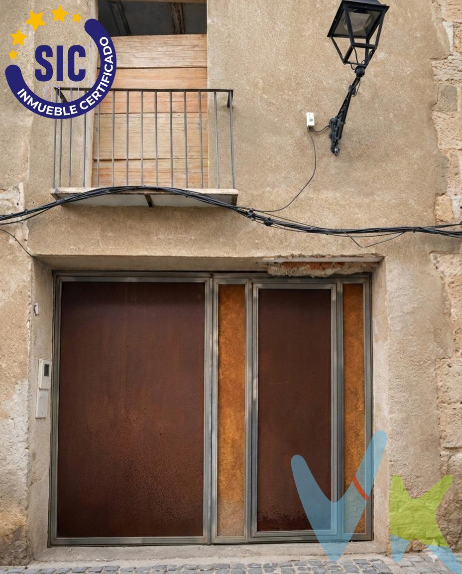 ¿Buscas crear un hogar a medida en una de las zonas con más historia de la Comunidad Valenciana? Te presentamos esta propiedad única en la calle Sant Rafel, 39, en pleno casco histórico de Xàtiva. Esta casa es la base ideal para un proyecto de rehabilitación integral, ofreciendo una estructura clásica con un potencial inmenso. Características Principales:. Superficie construida: 129 m2 distribuidos en tres niveles. Distribución actual: Planta baja más dos alturas, con aproximadamente 43 m2 por planta. Estado de la construcción: La fachada original ya está rehabilitada, lo que garantiza la preservación de la estética histórica del entorno. Instalaciones: El inmueble ya cuenta con suministro de agua y luz. Estructura: Dispone de un techado consolidado, aunque el interior se encuentra actualmente al descubierto, permitiendo una total libertad para rediseñar la distribución interna desde cero. Ubicación y Entorno: Situada en una zona residencial consolidada y tranquila, la propiedad se encuentra a pasos de puntos clave de la ciudad:. Zonas Verdes: A solo 60 metros del Parc dels Sariers y muy cerca de la Plaça d’Almàssera. Servicios: Rodeada de una amplia oferta de restauración, comercios locales y supermercados (Hiperber a 330 metros). Educación y Transporte: Excelente conexión con colegios, institutos y paradas de autobús urbano. Por qué elegir esta propiedad: Construida originalmente en 1900, esta vivienda representa la esencia de Xàtiva. Es una oportunidad excepcional tanto para inversores como para familias que deseen una vivienda unifamiliar con el encanto de lo antiguo y las comodidades de lo moderno. VENTA:. PVP 39.900€.  Gastos e impuestos no incluidos en el precio. La compra conlleva impuestos y gastos de formalización para el comprador. A título orientativo se informa que en segundas transmisiones el ITP con carácter general en  Valencia es del 10%, pudiendo existir otros tipos impositivos atendiendo a las circunstancias  personales del comprador u otras circunstancias previstas legalmente. Base imponible del impuesto el mayor valor entre el precio de compraventa, la tasación o el valor de referencia catastral. En cuanto a los gastos de notaría y registro, en su caso,  suelen oscilar aprox; entre 1,5% y 2,5% (aranceles variables según precio, n.º de copias y complejidad). El comprador elige notario. Si el comprador precisase de hipoteca: tasación, condiciones y costes bancarios serán según entidad elegida por el comprador, así como los gastos de gestoría, y cualesquiera otros gastos inherentes a la formalización de la compraventa que legalmente correspondan a la parte compradora, salvo pacto expreso en contrario con el vendedor. El consumidor tiene, conforme a la normativa vigente, a su disposición información y documentación adicional relativa al inmueble y condiciones de la compraventa, que podrá ser consultada en C/Joaquín Costa 4, bajo 46005 Valencia o urbe2@remax.es. Honorarios de mediación inmobiliaria a cargo del  COMPRADOR: (3000€ del precio final de venta más IVA (21%), salvo otro pacto.); y de VENDEDOR (según acuerdo con el mismo). . Se informa al consumidor que la agencia actúa como intermediaria inmobiliaria en la operación, estando cualquier eventual compraventa y sus condiciones sujeta a la aceptación expresa del propietario-vendedor y a la posterior formalización del correspondiente contrato.