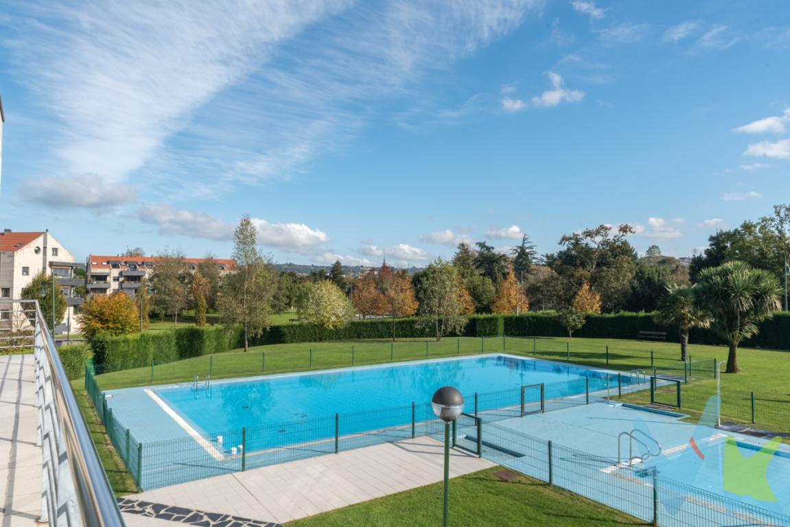 Se vende este fantástico dúplex enclavado en Viesques, en una de las zonas más exclusivas de Gijón. Se encuentra distribuido de la siguiente manera: en la planta baja tenemos un salón comedor amplio con doble ventanal y con acceso a una terraza soleada que hará las delicias de los más exigentes, con fantásticas vistas al parque fluvial, tambien en esta planta se ubica la cocina, un dormitorio y un aseo .. Los suelos son de tarima de elondo, así como la escalera de acceso a la segunda planta. En ésta se encuentran los dos dormitorios restantes, cada uno de ellos con baño en suite, con primeras calidades. Decir también que todos los dormitorios cuentan con armarios empotrados y ademas el dormitorio principal también cuenta con una terraza con unas vistas excepcionales. Los servicios de agua caliente y calefacción son centrales y no hay que olvidar las zonas comunes exclusivas de la urbanización que cuentan con piscina de adultos y un vaso pequeño para niños. También cuenta con pista de padel, futbol sala, baloncesto y un pequeño parque infantil rodeado todo ello de zonas verdes ajardinadas. En el precio se incluye una plaza de garaje con acceso directo al piso y un trastero anejo a la misma. Como se puede comprobar se trata de una oportunidad única de hacerse con un piso de estas características. Ideal para clientes inteligentes que valoren una inversión sobre un inmueble que siempre se revalorizará. Infórmate, llama y pide una visita........No lo dejes escapar!!!!!! En el precio no están incluidos ni el 9% del Impuesto de Transmisiones Patrimoniales ni los gastos de registro y de notaría.