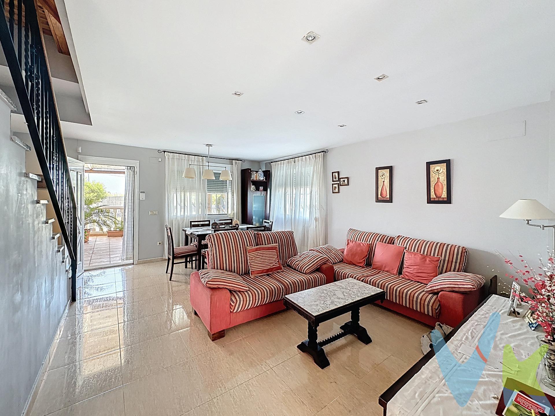 Imaginate disfrutando de una playa extensa y luminosa donde la tranquilidad reina. Te invitamos a conocer esta excepcional propiedad de 403m2. Este pareado cuenta con cuatro habitaciones dobles, tres baños, cocina equipada, un espacioso salón comedor, garaje con capacidad para dos vehículos, dos terrazas perfectas para relajarse, jardín privado, zona de barbacoa/paellero y un práctico trastero. La vivienda se encuentra en un complejo residencial exclusivo de tan solo diez pareados, que ofrece una gran piscina comunitaria para el disfrute de toda la familia. La playa de Les Palmeres está ubicada en la localidad valenciana de Sueca, siendo la más cercana al núcleo poblacional de Les Palmeres, perteneciente a la capital de la Ribera Baja. Con una extensión de 1.500 metros de longitud y una anchura entre 28 y 46 metros, tendrás espacio de sobra para relajarte bajo el sol. Les Palmeres, situada en el Parque Natural de la Albufera, es una playa urbana con oleaje moderado, ideal para practicar snorkel y submarinismo y descubrir su fascinante vida marina. Además, dispone de todas las comodidades necesarias: paseo marítimo, una variedad de chiringuitos y restaurantes, duchas, lavapies y un acceso adaptado frente a la calle Río Segarra. No pierdas la oportunidad de vivir en este entorno privilegiado. Contáctanos para más información o para concertar una visita. VENTA:. PVP 425.000€.  Gastos e impuestos no incluidos en el precio. La compra conlleva impuestos y gastos de formalización para el comprador. A título orientativo se informa que en segundas transmisiones el  ITP  con carácter general en  Valencia  es del  10%, pudiendo existir otros tipos impositivos atendiendo a  las circunstancias  personales del comprador u otras circunstancias previstas legalmente. Base imponible del impuesto el mayor valor entre el precio de compraventa, la tasación o el valor de referencia catastral. En cuanto a los gastos de  notaría y registro, en su caso,  suelen oscilar aprox; entre 1,5% y 2,5% (aranceles variables según precio, n.º de copias y complejidad). El comprador elige notario. Si el comprador precisase de  hipoteca: tasación, condiciones y costes bancarios serán según entidad elegida por el comprador, así como los gastos de gestoría, y cualesquiera otros gastos inherentes a la formalización de la compraventa que legalmente correspondan a la parte compradora, salvo pacto expreso en contrario con el vendedor. El consumidor tiene,  conforme a la normativa vigente, a su disposición información y documentación adicional relativa al inmueble y condiciones de la compraventa, que podrá ser consultada en C/Joaquín Costa 4, bajo 46005 Valencia o urbe2@remax.es. Honorarios de mediación inmobiliaria a cargo del  COMPRADOR: (3% del precio final de venta más IVA (21%), salvo otro pacto.); y  de VENDEDOR (según acuerdo con el mismo). . Se informa al consumidor que la agencia actúa como intermediaria inmobiliaria en la operación, estando cualquier eventual compraventa y sus condiciones sujeta a la aceptación expresa del propietario-vendedor y a la posterior formalización del correspondiente contrato.