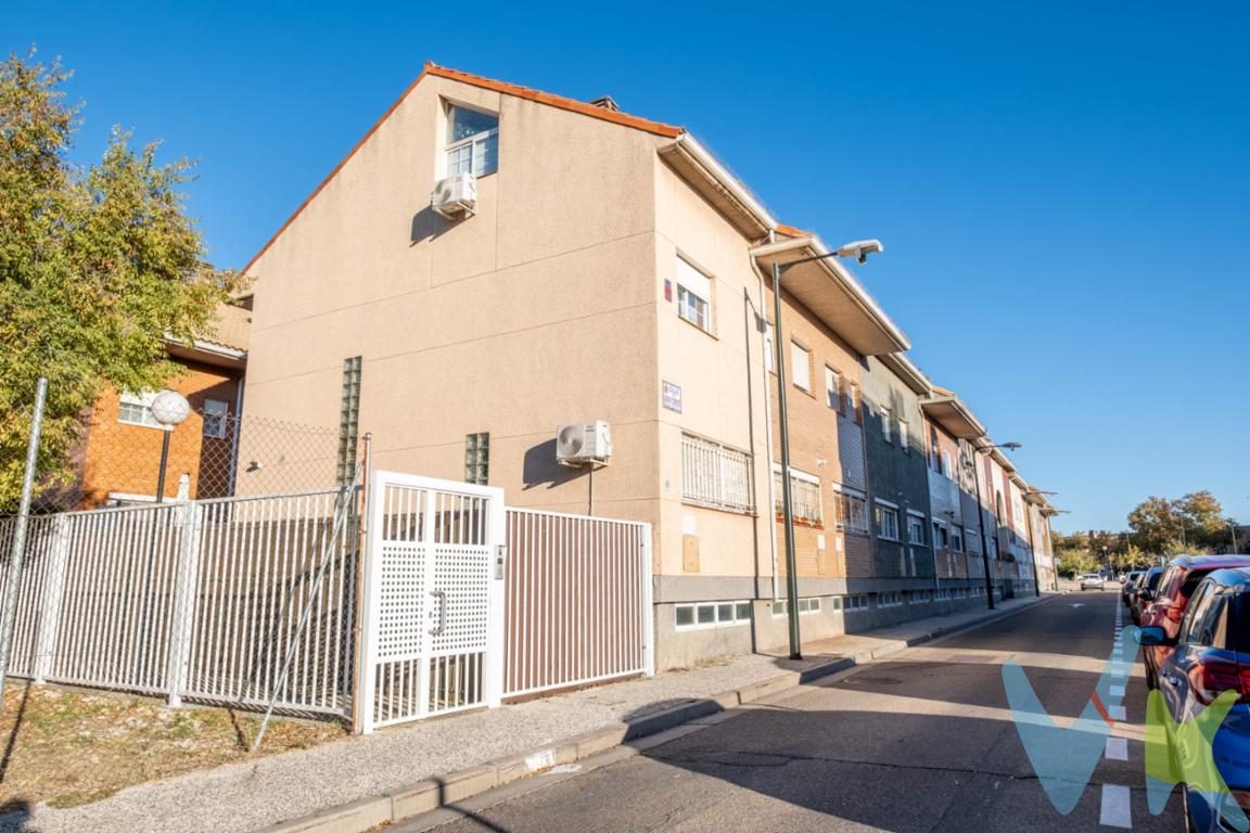 Unifamiliar amplio y luminoso en Santa Isabel: espacio para crecer, vivir y disfrutar. En calle Gaspar Torrente, te espera un unifamiliar que lo tiene todo: amplitud, luz, tranquilidad y esa sensación de hogar que solo encuentras cuando cada estancia encaja contigo. Distribuido en 3 plantas más un gran sótano de 43 m² —perfecto como garaje, almacén o zona de juegos — esta vivienda es ideal para familias que buscan espacio real. Además, existe la posibilidad de adquirir un segundo garaje opcional. En la planta calle, el salón abre a una terraza encantadora,  muy práctica para comer fuera, relajarte o convertirla en tu rincón favorito del día. Dispone de 5 dormitorios que permiten adaptar el hogar a todas tus necesidades (teletrabajo, sala de estudio, invitados…) y 2 baños, todo pensado para que la convivencia sea cómoda y fluida. Una casa que te ofrece metros, luz y muchas posibilidades para crear la vida que imaginas. ¿Quieres venir a conocerla? Te va a encantar. ._______________________________________________________________________________. ℹ️ El precio de venta no incluye los honorarios de agencia por el servicio de gestión, asesoramiento y formalización del proceso de compra, que serán asumidos por el comprador. La reserva del inmueble solo se producirá tras la aceptación expresa de una propuesta por parte del vendedor. El precio publicado no incluye impuestos ni gastos derivados de la compraventa e inscripción. 