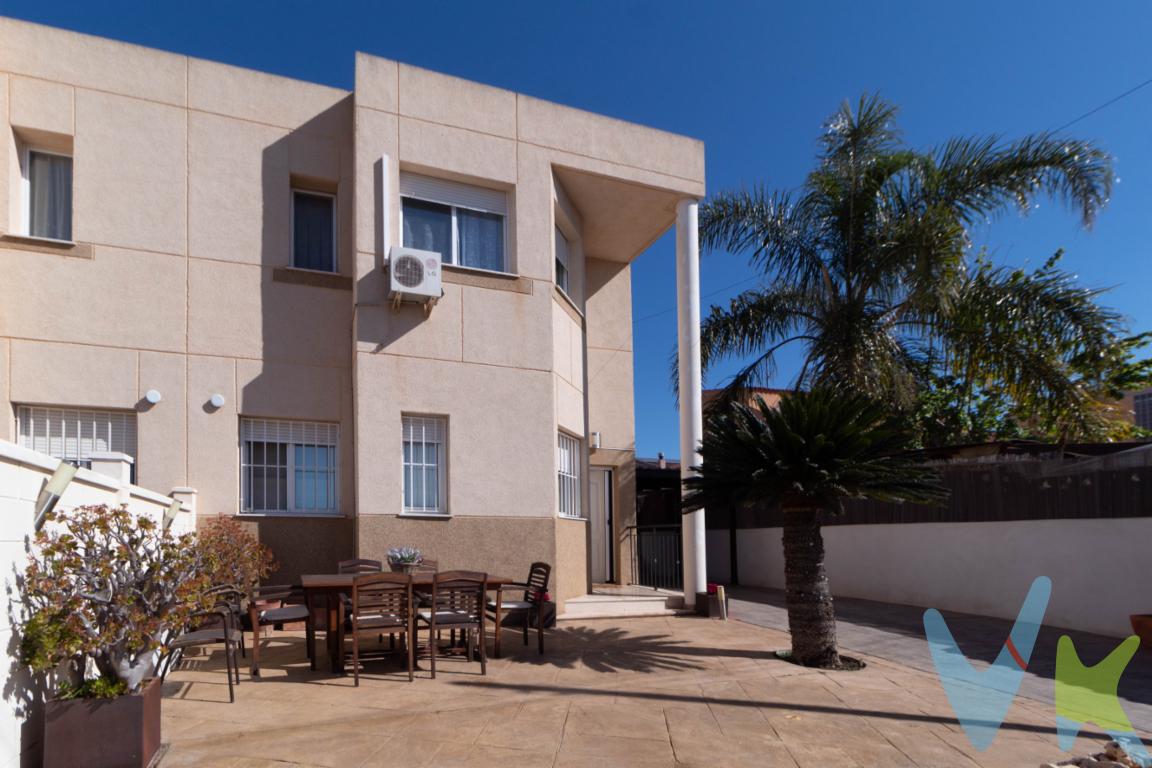 ¿Te gustaría vivir en un chalet a solo 20 minutos de Valencia? En urbanización Bonanza, en una zona tranquila y residencial, encontramos este maravilloso chalet pareado de dos alturas. Su proximidad a la ciudad de Valencia la convierte en una excelente opción para aquellos que buscan un equilibrio entre la tranquilidad del entorno rural y la comodidad de la vida urbana.La parcela es impresionante, con una amplia terraza descubierta en la parte delantera, que proporciona un lugar refrescante y relajante para disfrutar durante los días soleados. Bordeando la vivienda nos encontramos con un amplio espacio de aparcamiento y llegamos a la zona trasera donde nos espera una majestuosa terraza cubierta que se abre a un jardín privado con un acogedor paellero, donde podemos compartir momentos especiales con familiares y amigos.En la planta baja tenemos un coqueto aseo con toques modernos, un santuario culinario en la espectacular cocina independiente, donde cada receta se convierte en una experiencia gourmet y el amplio salón comedor que te invita a crear recuerdos inolvidables con tus seres queridos, con acceso directo a la terraza cubierta, jardín y paellero anteriormente descritos. En la planta superior, tres amplias habitaciones te esperan para brindarte el descanso que mereces, junto con dos baños completos, uno de ellos en suite, que te ofrecen la privacidad que necesitas.Si estás buscando una casa que lo tenga todo, esta es la opción ideal. No pierdas la oportunidad de visitarla y descubrir por ti mismo todas las ventajas que ofrece. ¡No te arrepentirás! ¡Llama ahora y agenda tu visita! Por mandato expreso del propietario, comercializamos este inmueble en exclusiva, lo que garantiza el mejor trato y fiabilidad de la negociación. Por este motivo, se ruega no molestar a los propietarios ni ocupantes de la propiedad.Si usted es agente inmobiliario y tiene un cliente para este inmueble, llámenos, estaremos encantados de colaborar con usted.La descripción del presente inmueble e imágenes tienen mero carácter informativo y en ningún caso carácter contractual, pudiendo ser modificados por la inmobiliaria sin que ello implique responsabilidad alguna frente a terceros.En el precio de compra no están incluidos los gastos de la misma, como son: ITP, Notaría, registro, gestoría y honorarios de la inmobiliaria.Agencia Registrada con el Nº 90 en el Registro Obligatorio de Agentes Inmobiliarios de la Comunitat Valenciana. Puede consultar en la web de la GVA.  