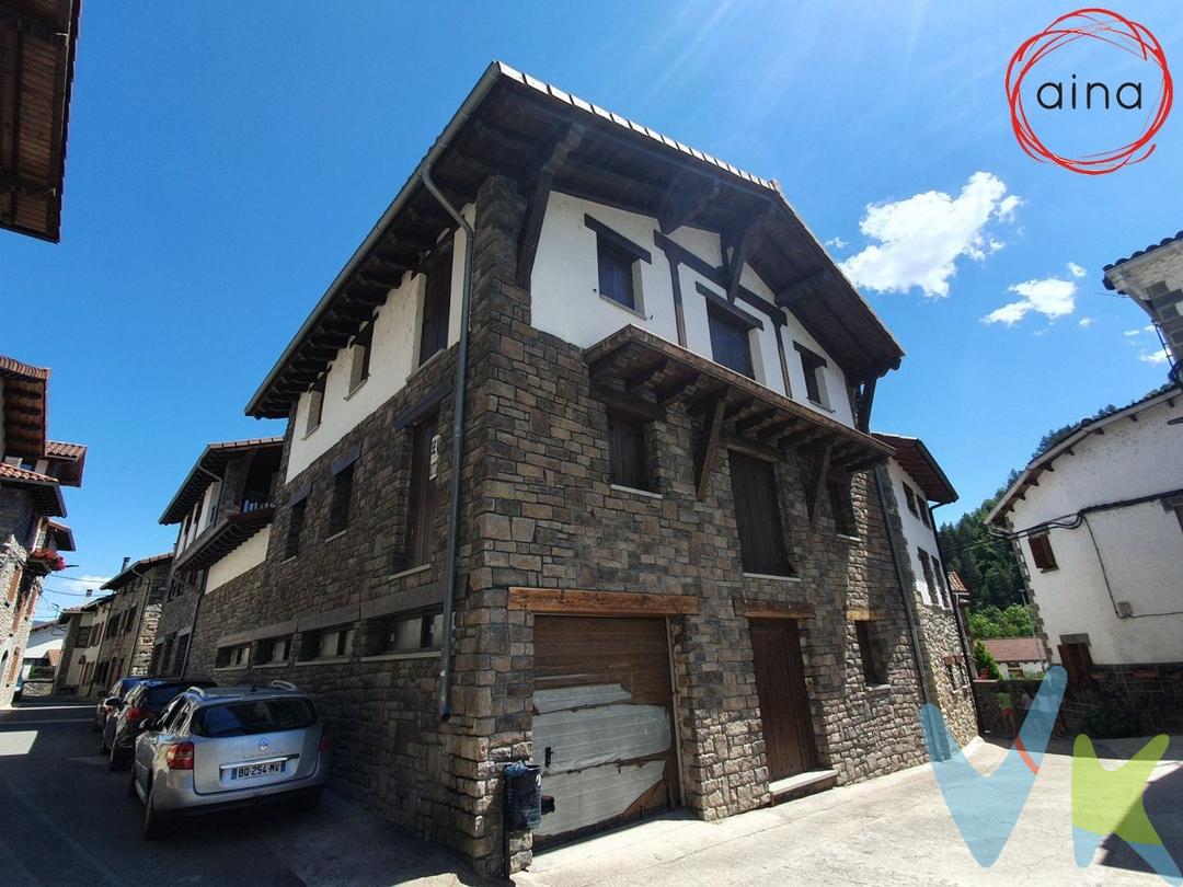 Seguro que conoces Burgui, la preciosa localidad pirenaica, sus paisajes de ensueño, la naturaleza desbordante y tradiciones inmemoriales como la bajada de almadías. En el centro del pueblo en una plaza llena de vida está enclavada esta magnífica construcción. Realizada con los mejores materiales y a falta de los últimos remates para su terminación. Tienes la posibilidad de aportar los toques de decoración y las últimas decisiones de distribución . Tiene muchas posibilidades: Está preparada para albergar una , dos o tres viviendas independientes . Puede ser tu refugio en la montaña, y combinarlo con alojamiento temporal en un enclave con gran proyección turística. ¡Empieza por visitarlo!.