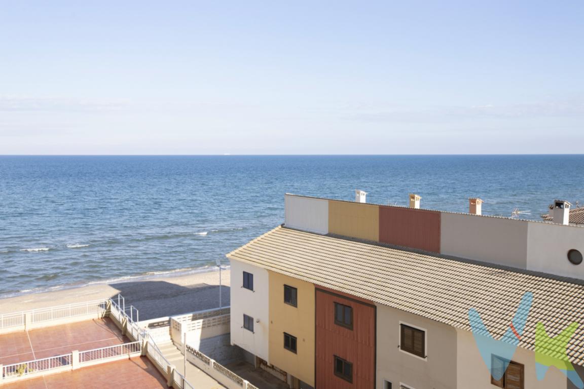 Descubre este apartamento en venta ubicado en la playa de Mareny de Barraquetes, una oportunidad única frente al mar y una ubicación excelente para disfrutar del verano o vivir todo el año. La vivienda destaca por su distribución funcional y su espíritu acogedor, perfecto para familias o parejas que buscan ampliar su horizonte.Se trata de una vivienda ubicada en la cuarta planta de un edificio construido en 1980, que cuenta con dos ascensores. Consta de 68 metros útiles, además, la superficie total construida alcanza los 77 metrosLa distribución contempla tres habitaciones. El salón, espacioso y luminoso, ofrece salidas al balcón con vistas al mar que aportan serenidad y un toque de exclusividad a la vivienda. La cocina, funcional y bien equipada se integra de manera práctica con el resto de los espacios comunes.La urbanización cuenta con espacio para aparcar, pero no plaza de garaje designada. La vivienda se beneficia de un entorno con poco tránsito y cercano servicio de transporte público: varias líneas de bus permiten desplazarse con comodidad a las zonas de interés, a la playa y al centro de la ciudad.Este inmueble ofrece una oportunidad de compra atractiva para quienes buscan una vivienda con encanto costero, sin renunciar a la comodidad de vivir cerca de la playa y de servicios. Las vistas al mar aportan un valor añadido que se aprecia desde distintos rincones de la casa, especialmente desde el balcón, donde cada atardecer se convierte en un pequeño espectáculo.¡¡No deje pasar la oportunidad de visitar este inmueble, contacta con nosotros para obtener toda la información completa y concertar una visita!!- Algunas fotografías proporcionadas han sido decoradas con IA, sin alterar la distribución o las prestaciones de la vivienda.Agencia Registrada con el Nº 89 en el Registro Obligatorio de Agentes Inmobiliarios de la Comunitat Valenciana. Puede consultar en la web de la GVA:La oferta está sujeta a cambios de precio o retirada del mercado sin previo aviso. Este anuncio en su conjunto, incluyendo textos, fotos, imágenes o cualquier otro contenido de este, no es vinculante dado que la información es ofrecida por terceros y puede contener errores. Se muestra a título informativo y no contractual.Gastos de la compraventa a cargo de la parte compradora no incluidos en el precio del inmueble a tener en cuenta:- ITP con carácter general en Valencia es del 9%, pudiendo corresponderle otro tipo impositivo atendiendo a sus circunstancias personales (por edad, renta o situación familiar primera vivienda habitual, etc?EUR? ) previstas legalmente.*Base imponible del impuesto el mayor valor entre el precio de compraventa, la tasación o el valor de referencia catastral.- Gastos de notaría y registro, en su caso, suelen oscilar aprox; entre 1,5% y 2,5% (aranceles variables según valor de compraventa, n.º de copias, etc ).- Si tramita la inscripción una gestoría, deberá abonar sus honorarios más IVA ( en este caso suele oscilar entre los 250EUR y los 400EUR + IVA).- Honorarios de mediación inmobiliaria a cargo del comprador del 3% del precio final de venta más IVA (21%), salvo otro pacto.Por mandato expreso del propietario, comercializamos este inmueble en exclusiva, lo que le garantiza el acceso a toda la información, a un servicio de calidad, un trato fácil, sencillo y sin interferencias de terceros. Si usted es agente inmobiliario. 