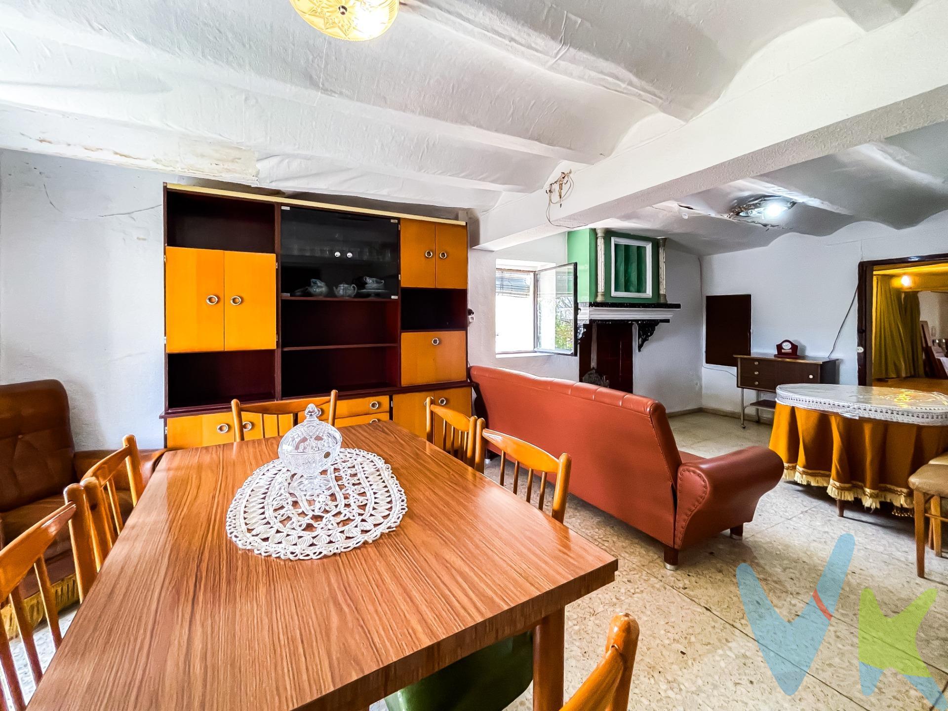 Esta excepcional oportunidad te invita a adquirir una encantadora casa de pueblo ubicada en el idílico barrio de las Peñas, en Requena, provincia de Valencia. Esta vivienda adosada ofrece un estilo de vida tranquilo y espacioso en un entorno genuinamente encantador. Con una generosa parcela de 202 metros cuadrados y una superficie construida de 334 metros cuadrados, esta casa ofrece amplios espacios tanto en su interior como en su exterior, ideales para una familia. Su distribución interior se compone de 4 habitaciones repartidas en dos plantas, proporcionando privacidad y comodidad. Cada planta cuenta con su propio baño, salón-comedor y cocina, lo que la convierte en la elección perfecta tanto para familias numerosas como para aquellos que deseen disponer de un espacio adicional para invitados. El encanto de esta propiedad se hace evidente en su patio interior de 50 metros cuadrados, ideal para realizar reuniones al aire libre y disfrutar de momentos de relajación. Además, dispone de dos zaguanes en la primera planta y una terraza en la tercera planta, lo que amplía aún más las posibilidades de uso y aprovechamiento. Situada en una zona apacible, esta casa de pueblo está rodeada de viviendas residenciales similares, garantizando un ambiente tranquilo y seguro. Su ubicación en una calle facilita el acceso al centro urbano, a las carreteras y a la autovía A-3, simplificando los desplazamientos. Una característica destacada de esta propiedad es su luminosidad y las impresionantes vistas a la Huerta Honrubia, que se pueden disfrutar desde varias áreas de la casa. Si estás en busca de una casa de pueblo espaciosa y llena de encanto en Requena, esta es tu oportunidad. No dudes en contactarnos para programar una visita y descubrir todo lo que esta propiedad tiene para ofrecer. ¡Te espera una experiencia única!. La descripción del presente inmueble e imágenes tienen mero carácter informativo y en ningún caso carácter contractual, pudiendo ser modificados por la inmobiliaria comercializadora sin que ello implique responsabilidad alguna frente a terceros. En el precio de venta a público, esta propiedad NO incluye los gastos de adquisición (Notario, registro, gestión, honorarios, etc…). 