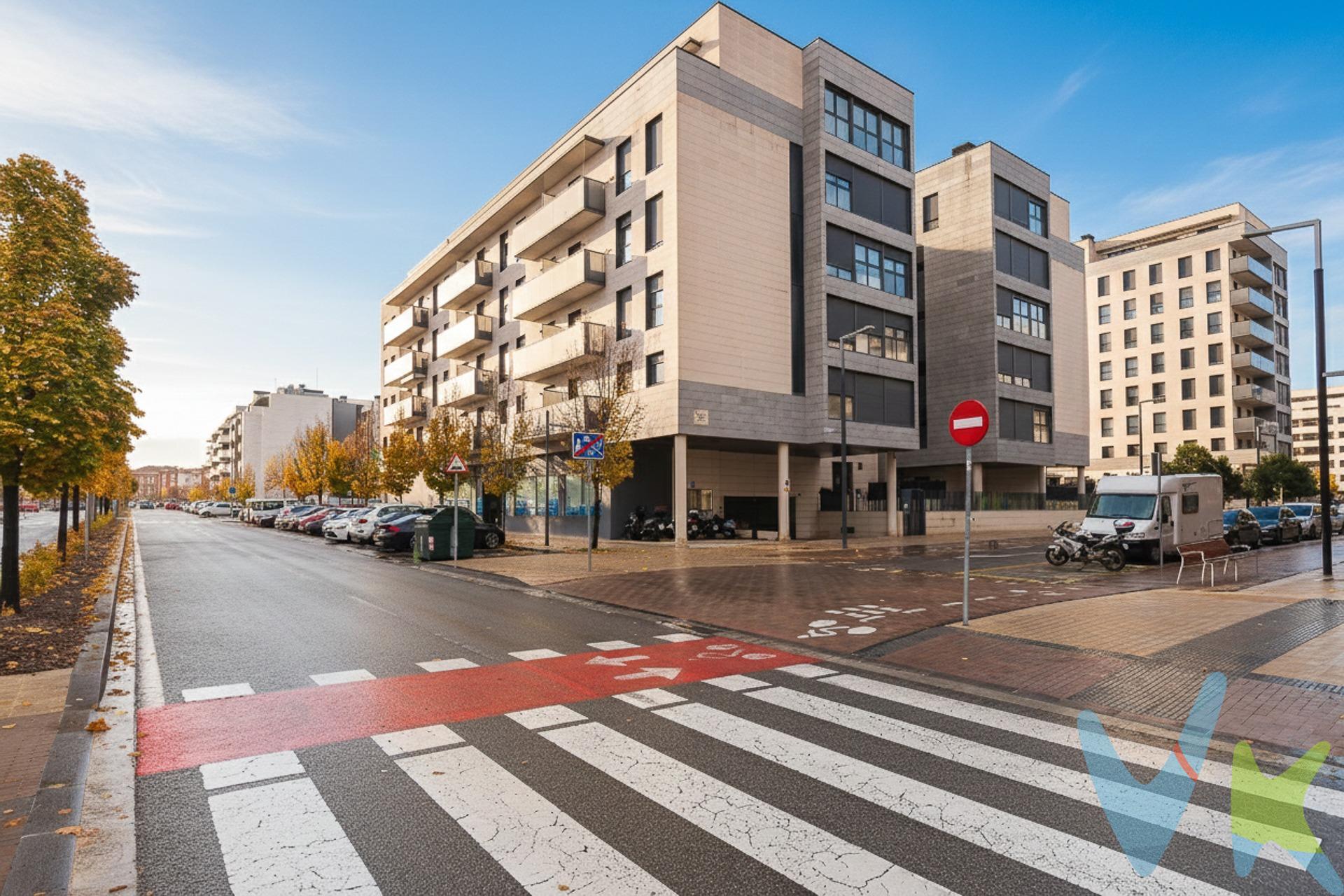 Descubre este magnífico apartamento en la moderna zona de Lezkairu, Pamplona - Iruña. Con una superficie construida de 77 m² y útil de 55.85 m², esta vivienda seminueva se encuentra perfectamente distribuida dentro de una urbanización cerrada que ofrece un atractivo jardín comunitario para disfrutar del aire libre. . El inmueble cuenta con dos cómodas habitaciones: una doble y otra sencilla, además de un baño equipado adecuadamente para su uso diario. Tanto la sala-comedor como el dormitorio principal son espacios exteriores, brindando vistas agradables al entorno verde circundante. La propiedad incluye parking y cuarto trastero con acceso directo desde la vivienda. Está situada a pocos minutos del centro urbano así como cerca de la universidad, lo cual resulta ideal tanto para estudiantes como profesionales jóvenes. Localizada en uno los barrios actualmente más deseados por sus amplias zonas ajardinadas, oferta gastronómica variada y comercio cercano, Lezkairu destaca también por sus accesos ágiles desde la circunvalación que rodea Pamplona. Esta oportunidad única combina comodidad urbana con calidad residencial.