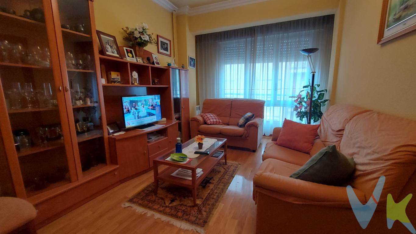 INMOBILIARIA SOLOZÁBAL presenta una excelente oportunidad de adquirir un piso en venta en pleno centro de Logroño. Esta propiedad, ubicada en una de las zonas más demandadas de la ciudad, combina la comodidad de la vida urbana con el confort de un espacio bien distribuido. Con una superficie total de 83 m² construidos y 62.65 m² útiles, ofrece un espacio acogedor y funcional, ideal para quienes buscan una nueva vivienda en una ubicación privilegiada.El piso se encuentra en la segunda planta de un edificio que data de 1969. Este edificio ha sido bien conservado a lo largo de los años y cuenta con un ascensor que facilita el acceso a todas las plantas, lo que resulta especialmente cómodo para personas mayores o con movilidad reducida. La ubicación en la segunda planta permite disfrutar de buena luminosidad y vistas despejadas, creando un ambiente cálido y agradable en todos los espacios del hogar.El inmueble dispone de tres habitaciones amplias, perfectas para una familia o para establecer un despacho personal en casa.  Las habitaciones son luminosas y gozan de ventilación natural, propiciando un ambiente saludable en toda la vivienda.La cocina, diseñada para optimizar cada rincón, permite establecer un área funcional para el día a día. Con espacio suficiente para cocinar con comodidad, se convierte en el lugar ideal para disfrutar de las comidas en familia. La zona de estar, amplia y acogedora, es perfecta para reunirse con amigos y familiares o simplemente para relajarse tras un largo día de trabajo.El entorno urbano del centro de Logroño ofrece una variedad de servicios a pocos minutos a pie de la vivienda. Desde tiendas, restaurantes y supermercados hasta colegios y centros de salud, todo está al alcance de su mano. Además, el acceso al transporte público es extremamente sencillo gracias a las diversas paradas de autobús cercanas, lo que facilita el desplazamiento por la ciudad sin necesidad de utilizar vehículo propio.La propiedad se presenta como una excelente opción tanto para quienes desean residir en un lugar céntrico como para aquellos interesados en realizar una inversión inmobiliaria con alto potencial de revalorización. Logroño, con su mezcla de tradición y modernidad, proporciona un estilo de vida vibrante y enriquecedor.Le invitamos a concertar una visita para descubrir personalmente todas las ventajas que ofrece este piso en el corazón de Logroño.  La comunidad del edificio es tranquila y acogedora, permitiendo disfrutar de una calidad de vida excepcional. No pierda la oportunidad de conocer este inmueble único en su categoría. Nos encontramos a su disposición para cualquier consulta, información adicional o para agendar una visita. Esta es su oportunidad para dar el próximo paso hacia su nueva casa en el centro de Logroño. 