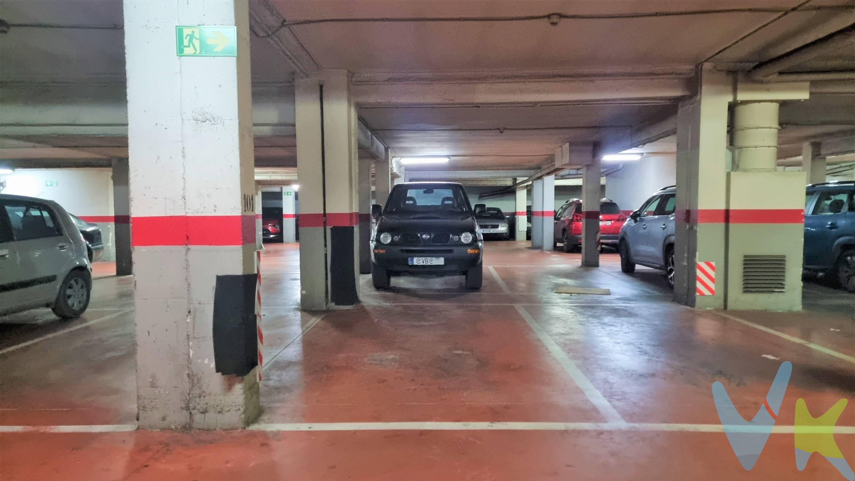 PLAZA DE PARKING EN CALLE DOM BOSCO. Plaza de parking disponible en planta -1, con entrada y salida independientes (entrada por Calle Dom Bosco y salida por Calle Alcalde Segimon), zona con alta demanda por su ubicación cerca de los juzgados, centro comercial, Parc Sant Jordi. Contáctennos para realizar una visita, les atenderemos encantados