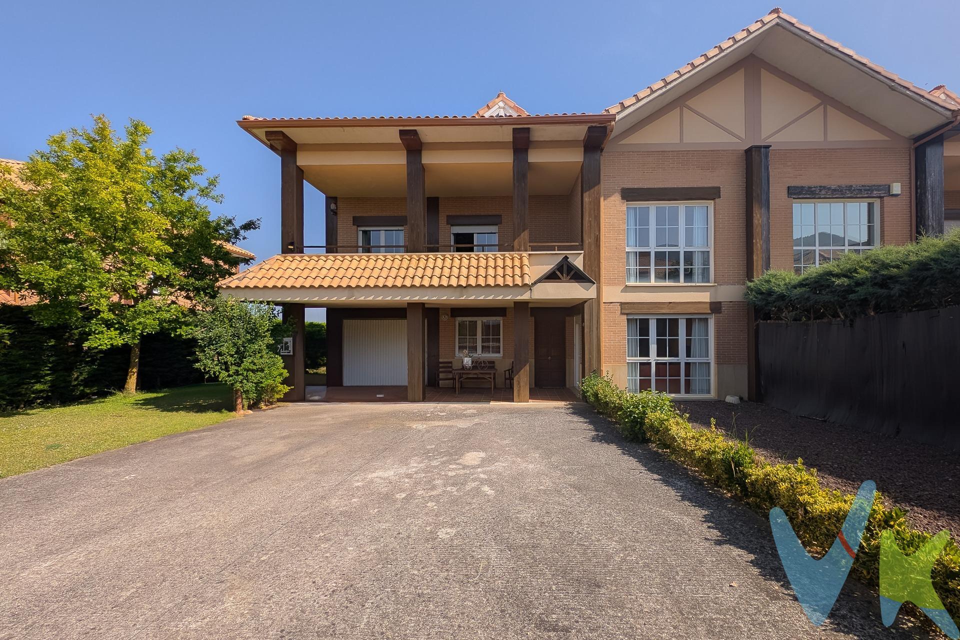 Se vende este Espectacular chalet adosado en esquina ubicado en Zariquiegui, con una superficie construida de 380 m² (362 m² útiles) y asentado sobre una parcela de 842 m². Una vivienda amplia, luminosa y perfecta para disfrutar de la tranquilidad sin renunciar a la cercanía de la ciudad. - Distribución:. Planta baja:. Amplio garaje de 32 m². Cocina independiente de 11 m² con despensa de 3,25 m². Gran salón con chimenea de 36 m². Comedor independiente de 11,60 m². Dormitorio de 11,60 m². Aseo de cortesía. Terraza acristalada ideal para disfrutar durante todo el año. Primera planta:. Dormitorio principal de 16,50 m² con baño en suite (con bañera), vestidor de casi 6 m² y acceso a terraza de 10 m². Dos dormitorios adicionales de 12,10 m² y 11,80 m². Baño completo con bañera. Amplio despacho de 23,50 m², ideal para teletrabajo o zona de estudio. Ático:. Espacio diáfano de 115 m², completamente acondicionado, con ventanas Velux. Perfecto como zona de juegos, gimnasio, estudio o sala polivalente. - Características adicionales:. Calefacción y agua caliente mediante caldera individual de gas ciudad. Amplio jardín privado, ideal para disfrutar con familia y amigos. Vivienda en excelente estado, lista para entrar a vivir. Una oportunidad única para quienes buscan amplitud, privacidad y calidad de vida en un entorno natural, con todos los servicios de Pamplona a tan solo unos minutos. ¿Quieres realizar una visita? ¡Llámanos y te lo enseñamos encantados!. (Los datos proporcionados son meramente informativos y no tienen valor contractual. El precio de venta indicado no incluye impuestos ni gastos de transmisión). 
