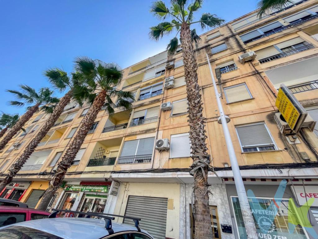 Te presentamos este maravilloso piso de 89m² ubicado en la Avenida Rambleta, en la encantadora localidad de Catarroja. Situado en un primer piso con ascensor, esta vivienda es perfecta para aquellos que buscan comodidad y accesibilidad...El piso cuenta con un amplio salón-comedor y tres habitaciones, ideales para acomodar a toda la familia o para disponer de un despacho adicional. Además, dispone de una bonita terraza...La cocina y los dos baños están actualmente en proceso de reforma, por lo que no se muestran todavía en las fotos. Estarán completamente nuevos a estrenar. Esto te permitirá disfrutar de instalaciones modernas diseñadas para ofrecerte el máximo confort y funcionalidad...La ubicación en la Avenida Rambleta te garantiza una excelente conexión con todos los servicios y comodidades que ofrece Catarroja: colegios, supermercados, parques y transporte público, todo a pocos minutos de tu hogar...Este piso es una oportunidad única para aquellos que buscan un hogar espacioso, moderno y bien ubicado. No dejes pasar esta oportunidad de vivir en un lugar especial...Contáctanos para más información o para concertar una visita. ¡Tu nuevo hogar en Catarroja te está esperando!