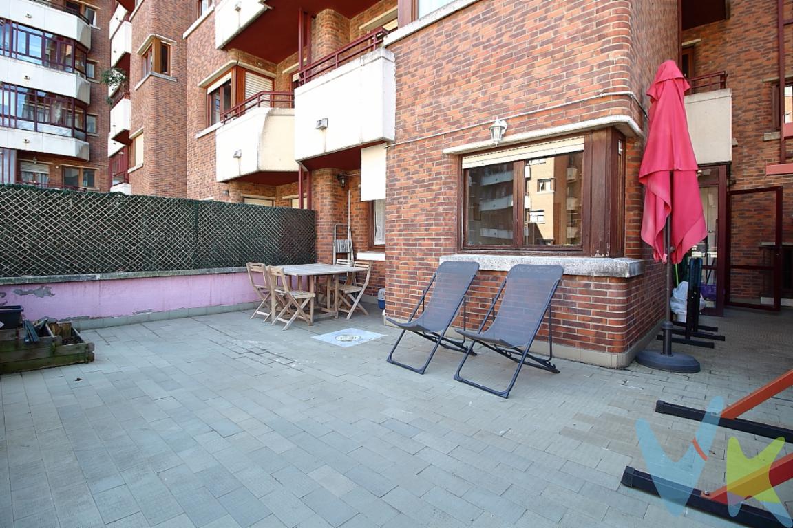 Oportunidad de adquirir en Oviedo un piso luminoso con dos terrazas. Consta : De una buena cocina reformada con muy buen gusto, tiene gran capacidad de almacenaje  y con salida a una gran terraza ideal para disfrutar los días soleados  con la familia y si tiene niños perfecta para disfrutar de un espacio abierto al aire libre.  A través de un hall de entrada accedemos a un amplio salón con salida a otra coqueta y soleada terraza . Tenemos tres habitaciones, todas con armario empotrado, la principal tiene baño reformado en suite con un gran plato de ducha. Hay otro baño completo con bañera. En total tenemos 5 armarios empotrados .  Unido a todo lo anterior en el precio va incluido un gran trastero y barrera privada para acceder a zona privada para aparcamiento de los coches . En la urbanización tenemos muchas zonas ajardinadas y canchas de tenis. El edificio se encuentra a 20 minutos de el centro de Oviedo andando y a un paso del palacio de los deportes. En la zona tenemos todos los servicios , tiendas, supermercados, colegios, centro de salud en la misma calle bus ( C,D,E Y F )... Hay conserje para el cuidado de las zonas comunes, la entrada y salida a la autopista a escasos metros. Si quiere vivir en un piso tranquilo, dentro de una urbanización con zonas comunes muy cuidadas, no lo dude esta es su oportunidad, llámenos y se lo enseñaremos gustosamente. El precio no incluye impuestos ni gastos de Notaría y Registro.