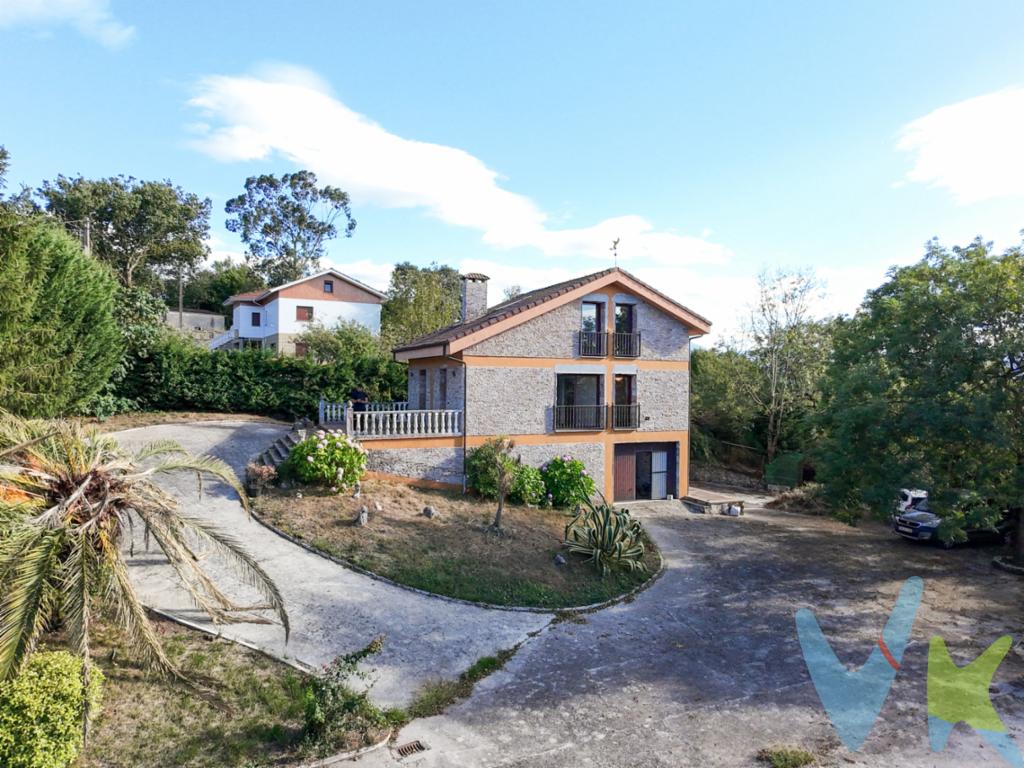  Le presentamos esta exclusiva vivienda unifamiliar ubicada en la tranquila y pintoresca zona de El Escamplero, en el concejo de Las Regueras. Una propiedad que combina comodidad, privacidad y un entorno natural privilegiado, ideal para quienes buscan calidad de vida sin renunciar a la cercanía con la ciudad.Construida en 1999 sobre una cuidada parcela completamente cerrada y con todos los servicios, esta casa ofrece 203 m² construidos (166 m² útiles), distribuidos en tres plantas muy luminosas:Planta semisótano: Espacio diáfano con capacidad para al menos 4 vehículos, zona de almacenamiento, despacho y un cuarto de baño adicional.Planta baja: Acogedor salón-comedor, cocina independiente con zona de office, amplio dormitorio doble y un baño completo con ducha.Planta bajo cubierta: Tres dormitorios con grandes ventanales que inundan los espacios de luz natural y un baño completo con bañera.Cada estancia ha sido diseñada para ofrecer el máximo confort y funcionalidad, creando un ambiente cálido y acogedor.La parcela decorada con zonas ajardinadas, árboles, rosales  y palmeras, cuenta con una gran terraza perfecta para disfrutar de veladas al aire libre, además de una caseta de aperos ideal para almacenaje o uso auxiliar, proporcionando todo ello un entorno perfecto que garantiza privacidad, tranquilidad y contacto directo con la naturaleza.Una de las ventajas de la ubicación de la vivienda, es que se encuentra a tan solo 12 minutos de Oviedo y cuenta con parada de bus (ALSA) en las cercanías a unos 500 metros facilitando el acceso al  transporte público. El histórico Camino de Santiago Primitivo pasa justo frente a la propiedad, añadiendo un valor cultural excepcional.Desde la vivienda se pueden disfrutar de unas maravillosas vistas paisajísticas.📞 Contáctenos hoy mismo para concertar una visita. Estaremos encantados de mostrarle esta maravillosa propiedad. ¡Su próximo hogar le está esperando! En el precio no está incluido el ITP ni los gastos de Notaría y Registro.  