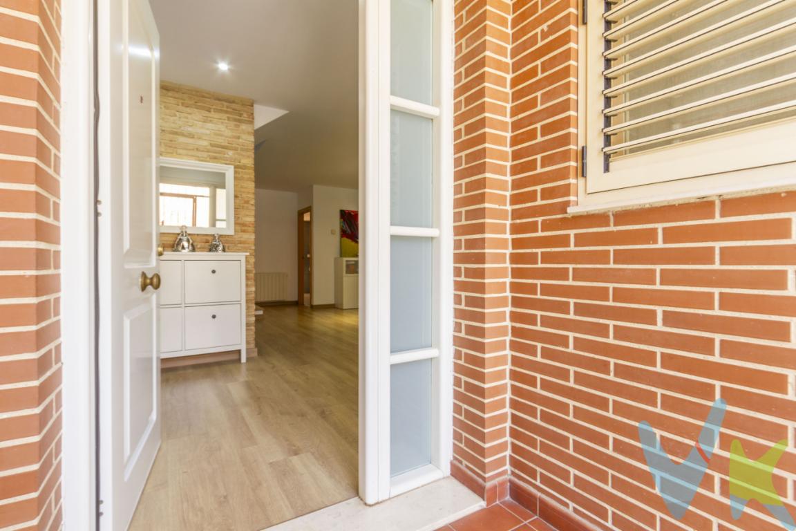 Este chalet adosado, construido en el año 2006, cuenta con una superficie de 143 metros cuadrados construidos. La propiedad está ubicada en Museros, Valencia, y presenta una distribución estructurada en tres plantas diferenciadas. El inmueble destaca por su configuración exterior, la presencia de espacios abiertos privados y una infraestructura de climatización instalada que asegura el confort térmico en todas las estancias durante el año.Distribución de la Primera PlantaLa primera planta del inmueble está destinada a la zona de día y a los servicios domésticos de la vivienda. En este nivel se encuentra un comedor independiente, de planta regular, lo que facilita la colocación de mobiliario para separar la zona de estar del área de comedor. Junto a esta estancia se sitúa un aseo de cortesía que da servicio funcional a la planta baja. La cocina es independiente, de grandes dimensiones y comunica directamente con el exterior. Dispone de un cerramiento específico que funciona como cuarto de lavado y secado, aislando los aparatos de limpieza del espacio principal de cocinado. Desde la cocina se accede a la terraza privada, un espacio pavimentado de uso exclusivo.Distribución de la Segunda PlantaEn la segunda planta o zona de noche se ubican las tres habitaciones de la vivienda. Todas estas estancias disponen de ventanas con orientación hacia el exterior, lo que asegura una correcta iluminación natural diurna y ventilación. Cada una de las habitaciones cuenta con armarios empotrados integrados en la tabiquería, optimizando la superficie disponible. La habitación principal está configurada como una suite, incluyendo un cuarto de baño completo en su interior. Las otras dos habitaciones exteriores comparten un segundo cuarto de baño completo ubicado en el pasillo distribuidor, el cual está equipado con una bañera y grifería estándar.Planta Superior y BuhardillaLa tercera planta alberga una buhardilla transitable que destaca por su funcionalidad. Este espacio cuenta con un balcón situado en cada uno de sus extremos exteriores, lo que permite una ventilación cruzada continua en toda la planta alta. Adicionalmente, la distribución de esta planta superior incorpora dos habitaciones más, utilizables como zonas de almacenamiento, despachos de trabajo o dormitorios adicionales.Calidades y Sistemas de ClimatizaciónEl inmueble presenta calidades constructivas homogéneas de origen. Todo el pavimento de las estancias interiores está revestido con suelo de tarima, exceptuando las zonas húmedas como los cuartos de baño y la cocina. El sistema de calefacción está compuesto por radiadores térmicos distribuidos por toda la vivienda, conectados a una caldera. Para la refrigeración, la propiedad dispone de equipos splits de aire acondicionado instalados en las zonas de uso común y dormitorios.Contacto y Agenda de VisitasSi desea recibir más información técnica sobre este adosado o prefiere concertar una visita presencial para comprobar la distribución y el estado real del inmueble, contacte con nuestra agencia inmobiliaria. Disponemos de un equipo comercial para atender su solicitud y gestionar su cita de manera inmediata.Se muestra a título informativo y no contractual. El precio no incluye lo siguiente: Honorarios de la agencia inmobiliaria, impuestos (IVA, ITP) y otros gastos de la Compraventa (notaria, gestoría y registro  