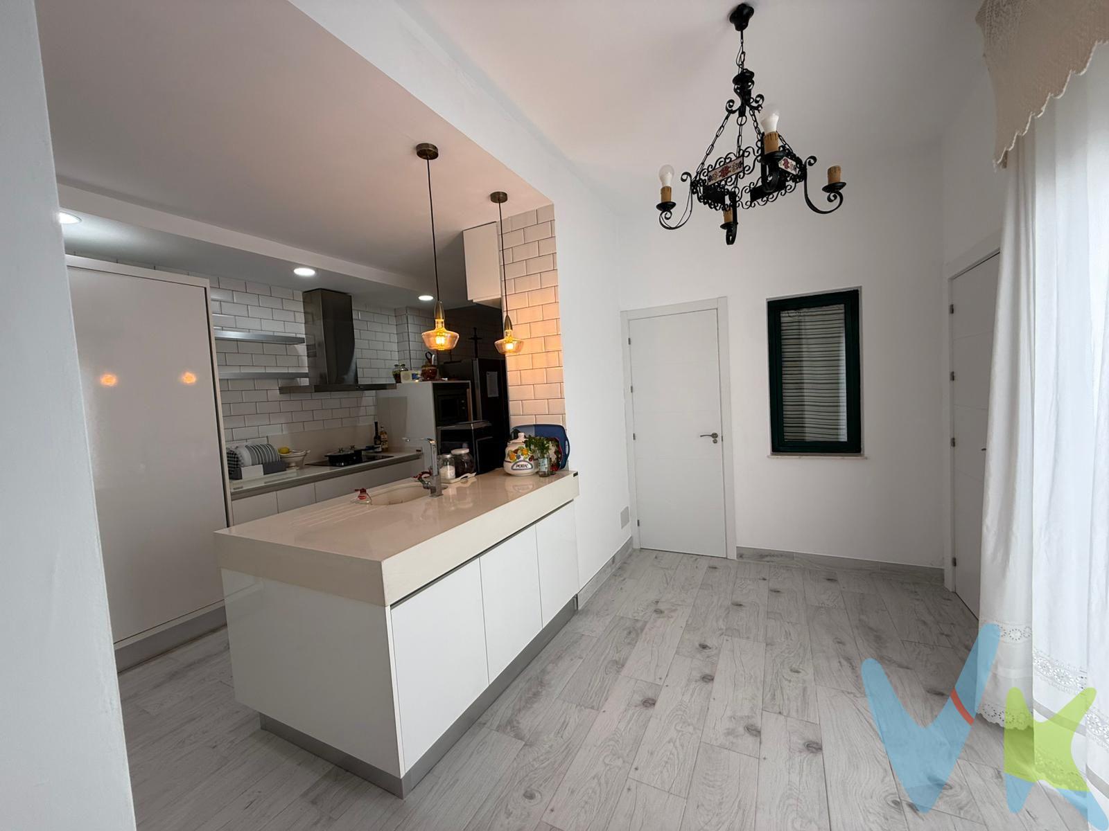 PRECIO DE VENTA: [380.000 + GASTOS] €. Magnífica oportunidad de inversión o vivienda familiar en la Barriada del de Utrera. Edificio compuesto por dos viviendas independientes (planta baja y primera planta), reformadas y listas para entrar a vivir. La vivienda de planta baja dispone de amplias estancias, salón espacioso, cocina independiente, tres habitaciones, baño, cuarto pila, patio y acceso a una amplia azotea. Destaca por su luminosidad, funcional distribución y ventanas renovadas con rejas de seguridad. La vivienda de primera planta cuenta con dos dormitorios, baño con placa de ducha, salón-comedor con cocina americana, trastero, gran terraza-patio privada y amplia azotea con habitación adicional ideal como despacho, estudio o zona de almacenamiento. El inmueble ha sido reformado recientemente, incluyendo carpinterías exteriores y diversas mejoras que aumentan su comodidad y atractivo. Excelente ubicación, a pocos minutos a pie de supermercados, comercios, colegios, zonas de ocio y servicios. Se encuentra además muy bien comunicado, con la estación de tren de Utrera a escasos minutos, parada de autobuses interurbanos cercana y rápido acceso a Sevilla, situada a tan solo 25 minutos. Una propiedad versátil, ideal para familias que buscan espacio, para quienes desean combinar vivienda e inversión o para obtener rentabilidad mediante alquiler de las dos viviendas. Consulte sin compromiso y solicite su visita. En cumplimiento de las obligaciones de información previstas en la Ley 10/2025, de 28 de diciembre, de servicios de atención a la clientela y transparencia, así como en la normativa sectorial vigente, se hace constar que el precio indicado no incluye los gastos e impuestos inherentes a la adquisición, los cuales se desglosan a continuación:. •	Impuesto sobre Transmisiones Patrimoniales (ITP): Se aplicará el tipo impositivo vigente en la Comunidad Autónoma de Andalucía, generalmente el 7% (26.600€), sin perjuicio de tipos reducidos del 3,5%, 1,2% o 1% aplicables según las circunstancias personales del comprador o las características del inmueble). El impuesto se devenga sobre el Valor de Referencia de Catastro o el precio de venta, aquel que resulte superior. •	Gastos de Notaría: Los honorarios notariales se calcularán conforme al arancel oficial regulado en el Anexo I, del Real Decreto 1426/1989, de 17 de noviembre, por el que se aprueba el arancel Notarial. •	Gastos de Registro: La inscripción en el Registro de la Propiedad se facturará según el arancel oficial establecido en el ANEXO I, del Real Decreto 1427/1989, de 17 de noviembre, por el que se aprueba el arancel Notarial. •	Gastos de Gestión (Gestoría): Los honorarios por la tramitación administrativa, liquidación de impuestos e inscripción registral ascienden aproximadamente a [545] € (IVA incluido). •	Honorarios Agencia del Vendedor: incluidos en el PVP. •	Honorarios Agencia del comprador: La agencia prestará los servicios de información, asesoramiento y acompañamiento previstos en el Encargo de Servicios y en el D.I.A. Si solicita servicios adicionales o personalizados, sus honorarios serán informados previamente, de forma individualizada y por escrito, conforme a la libertad de pactos y a la normativa vigente. NO VINCULADOS AL PRECIO DE COMPRA. Para una información exhaustiva sobre el funcionamiento, tipos impositivos y bonificaciones del ITP en Andalucía, puede consultar el portal oficial de la Agencia Tributaria de la Junta de Andalucía en el siguiente enlace:. https://www.juntadeandalucia.es/organismos/economiahaciendayfondoseuropeos/areas/tributos-juego/tributos/paginas/impuestos-cedidos-transmisiones.html; . Documento D. I. A. a disposición del consumidor según Decreto 218/2005 Junta de. Andalucía. 