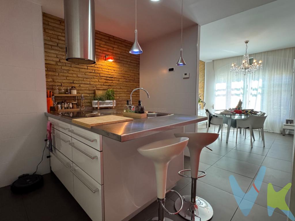 INMOBILIARIA SOLOZÁBAL presenta un espectacular piso de diseño reformado en el centro de Logroño.Ubicado en la calle Avenida de la Paz, vivirás junto al Ayuntamiento con todos los servicios y paradas de autobús a un paso.Se encuentra en una segunda planta con ascensor dentro de un cuidado y encantador edificio construido en 1929.La propiedad destaca por su extraordinaria amplitud, ofreciendo 164 m² construidos y 142,54 m² útiles.La zona de día ofrece un amplio salón muy luminoso y una cocina independiente totalmente equipada con electrodomésticos.En la zona de descanso encontrarás 3 espaciosas habitaciones acompañadas de 5 armarios empotrados que maximizan el espacio de almacenaje.Además, la vivienda se complementa con 2 baños completos y una estupenda terraza.Disfrutarás del máximo confort moderno gracias a su eficiente calefacción por suelo radiante y elegantes suelos de cerámicos.Su doble orientación Norte-Sur y sus vistas destacadas garantizan una entrada constante de luz natural.Todo esto por 400.000 . No dejes pasar esta oportunidad única, ven a conocerlo y descubre tu nuevo hogar.