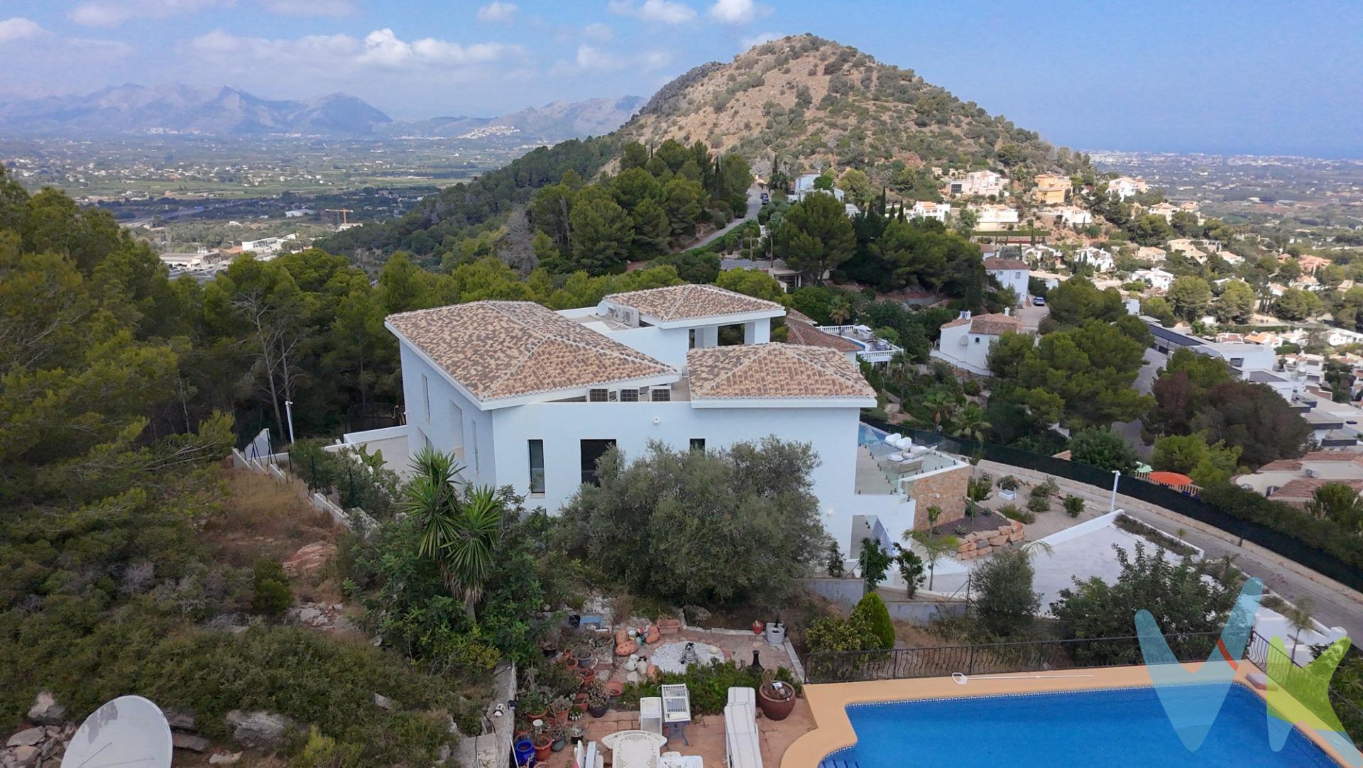 En una de las zonas residenciales más tranquilas y arboladas de Pedreguer, en la conocida urbanización La Sella, se encuentra este chalet independiente asentado sobre una amplia parcela de 1.710 m2. La vivienda, distribuida en planta baja con sótano, cuenta con 118,70 m2 construidos que se reparten en salón-comedor, cocina, tres dormitorios, dos baños, hall de entrada y una agradable terraza cubierta y descubierta para disfrutar del clima mediterráneo todo el año. El sótano añade más de 21 m2 adicionales, ideal como garaje, trastero, gimnasio o bodega. El exterior es uno de los grandes atractivos de la propiedad: una piscina privada con más de 50 m2 de lámina de agua, rodeada de una generosa parcela que ofrece privacidad e intimidad, algo cada vez más difícil de encontrar en la zona. Su ubicación en la urbanización La Sella permite disfrutar de un entorno residencial y natural, dentro de la Marina Alta, a poca distancia de Pedreguer y bien comunicado con Dénia y Xàbia y sus playas. Una oportunidad única para quienes buscan una casa con carácter, espacio exterior y tranquilidad, con mucho potencial para personalizar a su gusto. VENTA:. PVP 825.000€. Gastos e impuestos no incluidos en el precio. La compra conlleva impuestos y gastos de formalización para el comprador. A título orientativo se informa que en segundas transmisiones el ITP con carácter general en Valencia es del 9%, pudiendo existir otros tipos impositivos atendiendo a las circunstancias personales del comprador u otras circunstancias previstas legalmente. Base imponible del impuesto el mayor valor entre el precio de compraventa, la tasación o el valor de referencia catastral. En cuanto a los gastos de notaría y registro, en su caso, suelen oscilar aprox. entre 1,5% y 2,5% (aranceles variables según precio, n.º de copias y complejidad). El comprador elige notario. Si el comprador precisase de hipoteca: tasación, condiciones y costes bancarios serán según entidad elegida por el comprador, así como los gastos de gestoría, y cualesquiera otros gastos inherentes a la formalización de la compraventa que legalmente correspondan a la parte compradora, salvo pacto expreso en contrario con el vendedor. El consumidor tiene, conforme a la normativa vigente, a su disposición información y documentación adicional relativa al inmueble y condiciones de la compraventa, que podrá ser consultada en C/Joaquín Costa 4, bajo 46005 Valencia o urbe2@remax.es. Honorarios de mediación inmobiliaria a cargo del COMPRADOR: (3% del precio final de venta más IVA (21%), salvo otro pacto.); y de VENDEDOR (según acuerdo con el mismo). Se informa al consumidor que la agencia actúa como intermediaria inmobiliaria en la operación, estando cualquier eventual compraventa y sus condiciones sujeta a la aceptación expresa del propietario-vendedor y a la posterior formalización del correspondiente contrato.