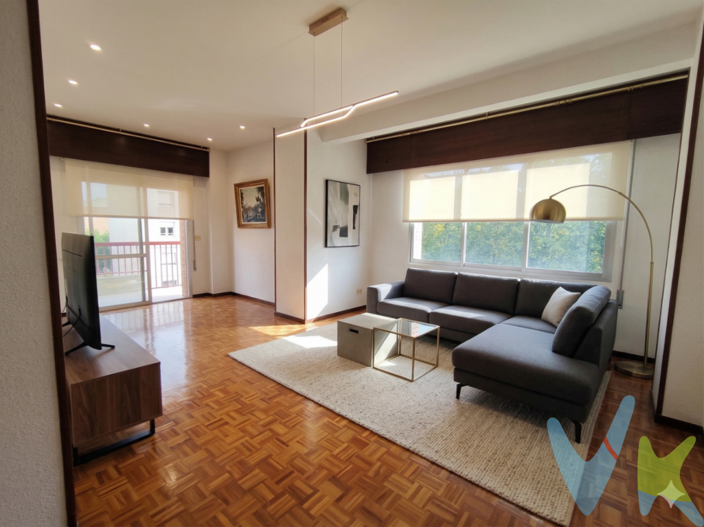 Magnífica vivienda, luminosa en Logroño con grandes terrazas.Este piso es ideal para quienes buscan espacio y confort en una excelente ubicación.El hogar cuenta con cuatro habitaciones generosas, para adaptarse a las necesidades de cualquier familia. Desde el primer momento, la amplitud de los espacios le dará la bienvenida con una sensación de hogar y calidez.  Además, su orientación garantiza una magnífica iluminación natural durante todo el día.La propiedad dispone de terrazas, el rincón perfecto para disfrutar de un café matutino.La cocina con generosas dimensiones son un plus para quienes disfrutan de preparar deliciosas recetas y recibir invitados. La distribución práctica y cuidadosamente pensada permite aprovechar al máximo cada metro cuadrado.Para su máxima comodidad, el edificio cuenta con un ascensor que facilita el acceso a la vivienda, asegurando que la experiencia diaria sea lo más cómoda posible.Incluye una plaza de garaje, una ventaja añadida que proporciona tranquilidad en una zona donde el estacionamiento puede ser complicado.Este piso se beneficia de una ubicación excepcional con fácil acceso al transporte público, incluyendo líneas de autobús cercanas que conectan con el resto de la ciudad de manera eficiente. Amplia gama de servicios y comodidades, desde supermercados y tiendas hasta restaurantes y espacios verdes. Vivir en esta ubicación permite disfrutar de un estilo de vida urbano sin renunciar a la tranquilidad de un barrio consolidado.Invitamos a todos los interesados a programar una visita y descubrir de primera mano todo lo que esta encantadora propiedad puede ofrecer. Sea parte de una comunidad vibrante, en un piso que promete comodidad, conveniencia y calidad de vida. No pierda la oportunidad de hacer de este piso su nuevo hogar. Contáctenos hoy para concertar una visita y descubrir su futuro en Logroño.https://solozabal.com/ficha-de-inmueble/?id=1343076Algunas imágenes están generadas con Inteligencia Artificial para mejorar la experiencia de usuario.