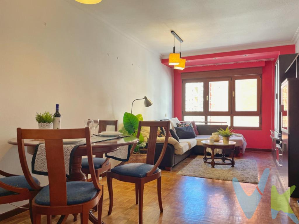 Si estas buscando una vivienda de tres dormitorios en Gijon, que esté en buenas condiciones para entrar a vivir, en una zona céntrica, con altura, soleada y luminosa, hoy te ofrecemos esta magnifica vivienda que se compone de Salón, Cocina, dos baños y tres dormitorios uno de ellos con baño incorporado, la vivienda tambien tiene un buen trastero en la planta bajocubierta. Como podrás apreciar en la galeria de fotos esta propiedad presenta buen estado, pavimento de parquet de roble, y estupenda cocina equipada con muebles de madera maciza.Se integra en un buen edificio construido en el año 1991 en la Avenida de Manuel Llaneza numero sesenta y cinco de Gijón.La zona cuenta con todo tipo de servicios como son Colegios, Institutos, Centro de Salud, Centro Comercial, supermercados y muy buena comunicación con autovía.Llámanos y te acompañaremos a visitar esta centrica viviendaEn el precio no está incluido el Impuesto de Transmisiones Patrimoniales, ni los Gastos de Notaría y Registro.