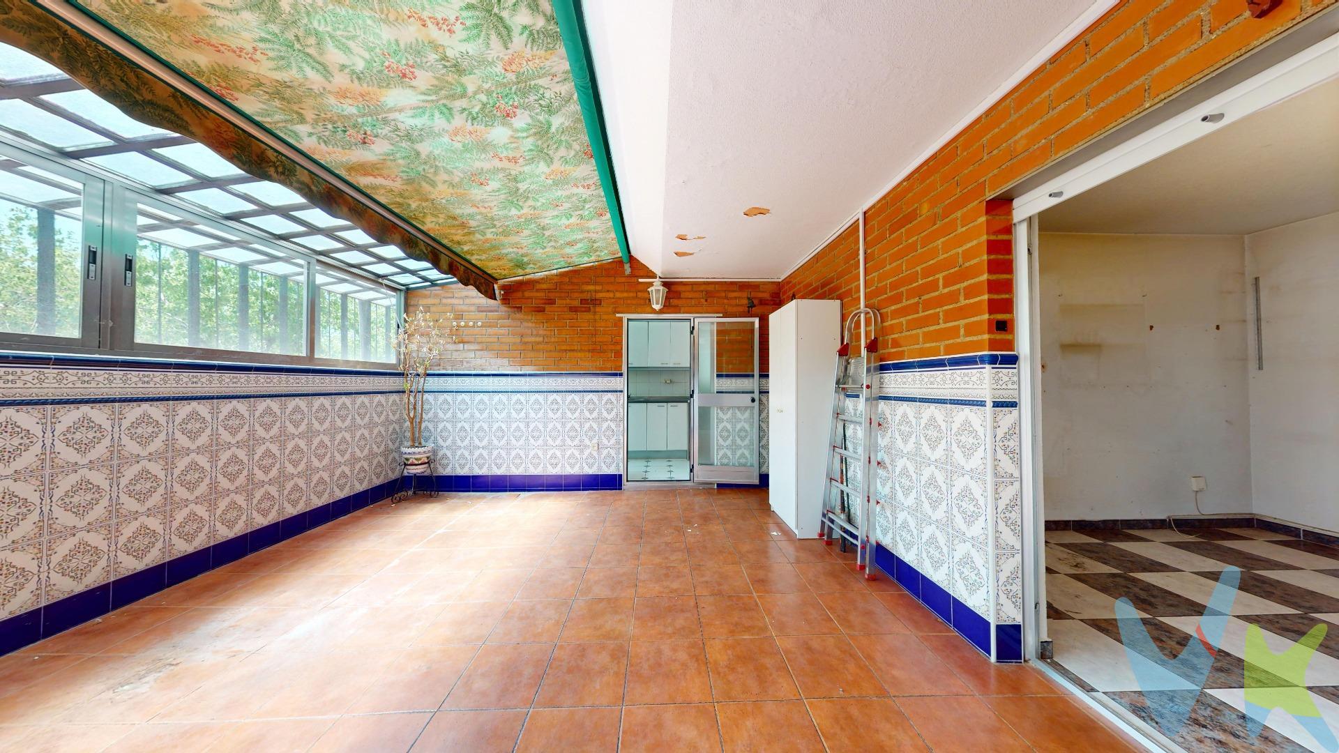Piso de 134 metro cuadrados para reformar pero con muchas posibilidades. Si quieres ganar en calidad de vida, tranquilidad y estar bien comunicado está es tu vivienda, no se lo piense más o perderá la gran oportunidad que estamos ofertando actualmente. Distribuido en 4 dormitorios, salón independiente, 2 cuartos de baño, cocina y la joya de la corona un patio de grandes dimensiones. Las calidades son las siguientes, suelos de gres, puertas interiores de sapelli, ventanas de aluminio, puerta exterior blindada, armarios empotrados. El edificio consta de 2 ascensores y un montacargas, portero automático, accesibilidad para personas con movilidad reducida,  ITE favorable este año, próxima revisión 2035. El entorno cuenta con todo tipo de infraestructuras a nivel de transporte público, metro Alto Del Arenal línea 1 a 15 minutos de la Puerta Del Sol, varias líneas de autobuses, alguna de ellas en la misma puerta de salida del portal, nº144, 54, 58, 143, 103, 57 y 142, centro de salud Federica Montseny con todo tipo de especialistas y rehabilitación, colegios, guarderías, centros lúdicos y deportivos, biblioteca, entidades bancarias, farmacias, supermercados Cash Ecofamilia y Ahorramas, mercados de toda la vida en la zona, además de varios negocios relacionados con él sector textil y de la hostelería. . 