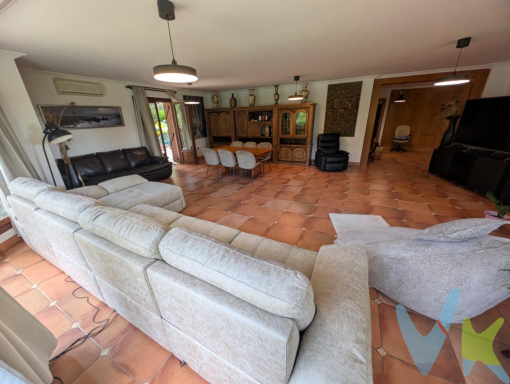 En el entorno privilegiado de La Bien Aparecida, se encuentra esta espectacular casa independiente construida en 2003 con materiales de primera calidad. Con 637 m² construidos y 600 m² útiles, destaca por su amplitud, diseño elegante y el confort que ofrece. MATERIALES DE LUJO Y AMPLIOS ESPACIOS:La vivienda cuenta con suelos radiantes, carpintería de roble macizo, ventanas de doble acristalamiento y un avanzado sistema de domótica que permite controlar la climatización, la iluminación y la seguridad. Su distribución optimizada, con cinco habitaciones, garantiza estancias luminosas y espaciosas.En el exterior, la propiedad dispone de una parcela cerrada de 21.000 m², con zona ajardinada y garaje amplio para varios vehículos además de un almacén anexo y bodega. Además, incluye un hotel canino de 352 m² con licencia dentro de una amplia nave realizada con los mejores materiales y otra edificación destinada al cuidado de caballos, lo que permite múltiples usos o explotación comercial.Ubicada en un entorno natural excepcional, esta casa ofrece privacidad, comodidad y exclusividad, sin renunciar a la cercanía de los servicios esenciales.📞 Contacta con nosotros y ven a descubrir esta joya inmobiliaria!