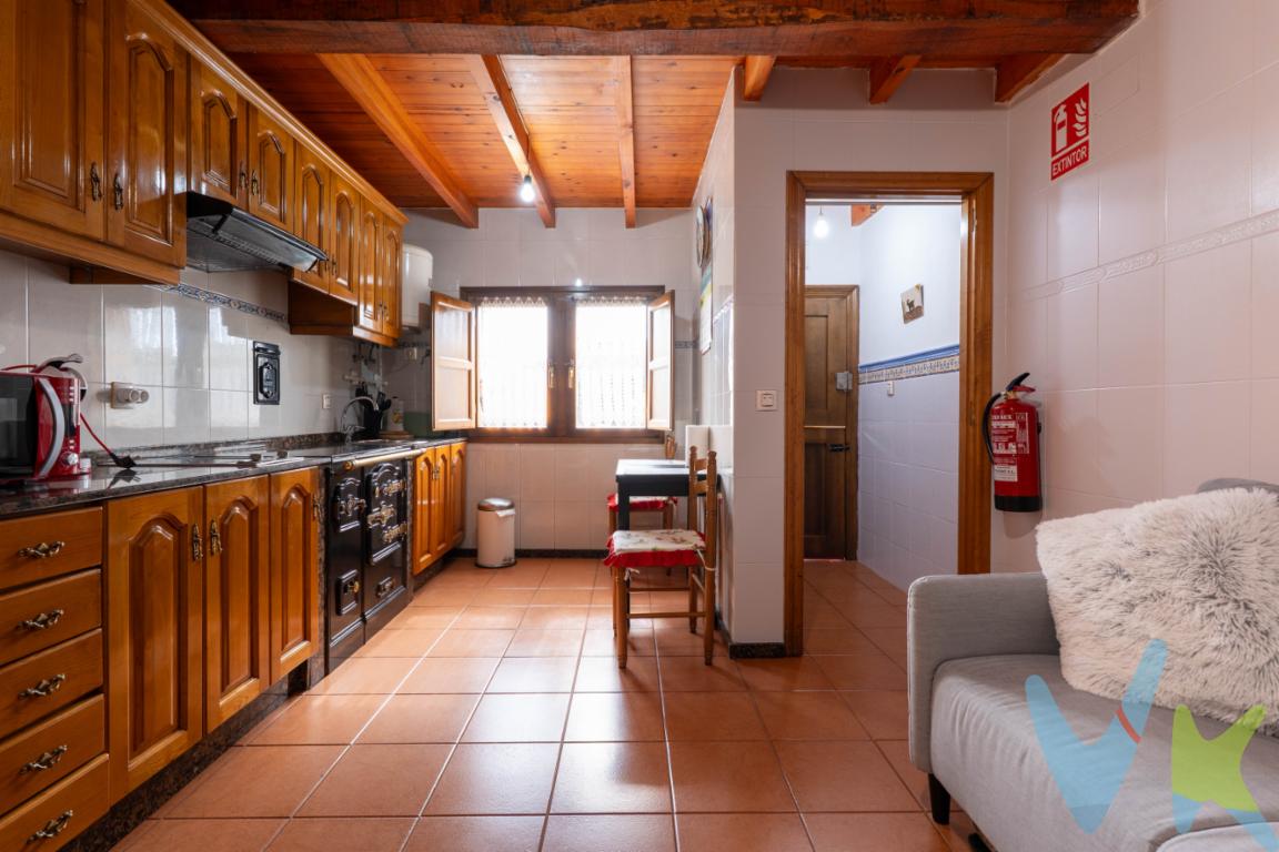 Hoy te vengo a presentar una propiedad muy versátil porque puede ser tu vivienda habitual, o segunda vivienda o puede ser una buena inversión ya que actualmente tiene licencia vacacional, buena conexión a internet, agua y saneamiento municipales y se disfruta tanto por la propiedad como por gente que busca alejarse y descansar del mundanal ruido y ajetreo de la vida diaria.Enclavada en la comarca de la sidra, en el concejo de Cabranes, concretamente en el bello pueblo de Torazo que fue galardonado con el Premio al Pueblo Ejemplar en 2008 otorgado por la Fundación Príncipe de Asturias, en aquel momento, hoy Princesa de Asturias. Dista 11 kms. de Infiesto, 15 de Villaviciosa, 41 de Gijón y 50 de Oviedo. Podrás elegir mar y/o montaña o una diversidad de certámenes como lo son el Arroz con Leche, la Feria del Ganado o el Festival de la Boroña Forna con mercado, música y pasacalles.Sus 247 habitantes censados en el municipio cuidan y miman mucho a todos sus visitantes y al propio pueblo desde el que se pueden ver la Sierra del Sueve en los Picos de Europa.Del inmueble decir que ha sido construido en el año 2000 con una reforma en en el 2024  y que resulta ser un hogar acogedor con dos habitaciones, dos baños, salón-cocina donde estar cálidamente las tardes de invierno con su cocina de leña y disfrutar de las vistas y del sol que se puede ver a través de sus ventanas.La parte posterior de la casa dispone de una antigua cuadra en la que se podría ubicar un salón comedor u otra habitación para poder ampliar la vivienda si se quiere.¿No te pica la curiosidad de conocerla? Pues puedes contactarnos y estaremos encantados de poder mostrarte esta maravillosa propiedad.Recordarte que en el precio final no están incluidos ni los gastos de notaría y registro ni el impuesto de transmisiones.