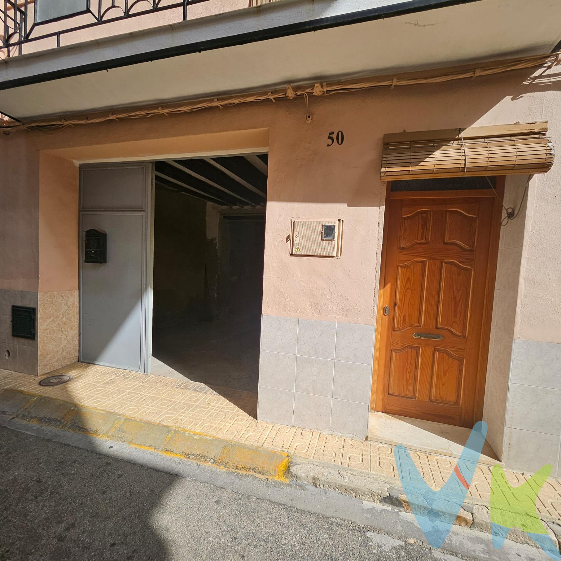 ¡Oportunidad Única en Llutxent! Presentamos esta gran propiedad de 397 m2 con 2 viviendas independientes, la inversión ideal para jóvenes que buscan su primer hogar con rentabilidad garantizada. Si eres joven, quieres comprar tu primera casa pero te asusta la cuota de la hipoteca, esta es la oportunidad perfecta para ti. Presentamos esta enorme propiedad de 397 m2 distribuidos en planta baja y dos alturas, que cuenta con una ventaja inmejorable:. dispone de 2 viviendas totalmente separadas. ¿La fórmula perfecta? Vive en una de las viviendas y alquila la otra para que el inquilino pague gran parte de tu hipoteca, o únete a un familiar/amigo para comprar juntos manteniendo vuestra total independencia. Distribución y puntos clave de la propiedad:. ● Planta Baja Diáfana y de Gran Capacidad: Como se aprecia en las imágenes, la planta baja es un espacio inmenso y versátil con vigas vistas y techos altos. Es perfecta para usarla como un garaje múltiple, un gran almacén, un taller, o incluso para emprender tu propio negocio sin salir de casa. Cuenta además con salida a un patio interior que aporta luz y ventilación. ● Dos Viviendas Independientes: Las plantas superiores albergan las zonas habitables. Ambas viviendas cuentan con espacios amplios y bien aprovechados. ● Zonas de Día: Dispone de cocinas amplias y funcionales con gran capacidad de almacenaje y espacio para zona de lavado, además de salones-comedores espaciosos ideales para el día a día. ● Habitaciones y Almacenaje: Dormitorios luminosos con espacio suficiente para camas grandes y zonas de escritorio/teletrabajo. Además, cuenta con estancias adaptables como amplios vestidores o cuartos de plancha. ● Baños Completos: Baños funcionales y equipados, con opciones tanto de bañeracomo de plato de ducha con mampara. ● Lienzo en Blanco: Aunque la casa es perfectamente funcional, sus metros te permiten ir modernizándola a tu gusto poco a poco, convirtiéndola en el hogar de tus sueños. ¿Por qué elegir Llutxent? Vivirás en un entorno tranquilo, con todos los servicios necesarios a tu alcance y la calidad de vida que ofrece un pueblo, pero con una conexión rápida a zonas más grandes. No dejes pasar esta oportunidad de hacer la compra más inteligente de tu vida: tu hogar y tu inversión, todo en uno. ¡Contacta ahora para concertar una visita y ven a descubrir todo el potencial que esta casa tiene para ofrecerte!. 
