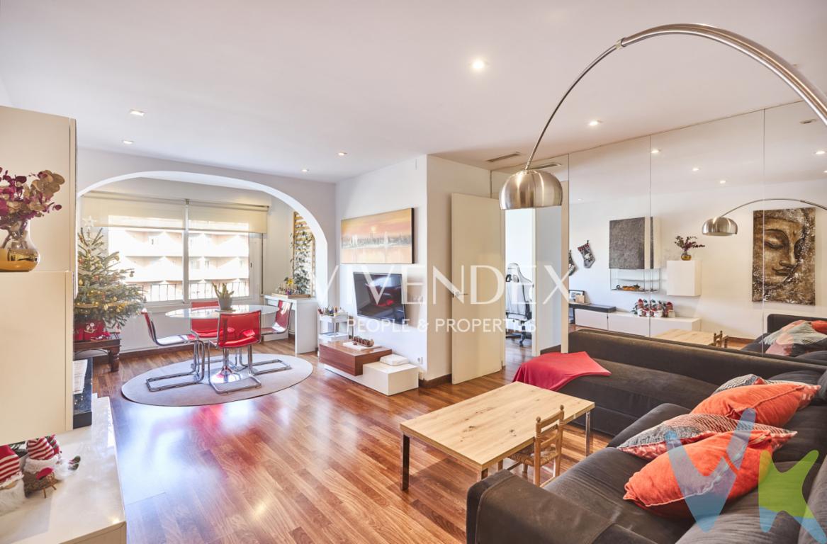 🏡 Piso reformado y muy luminoso en El Baix Guinardó  Ideal para familiasTe presentamos este amplio y muy luminoso piso en venta situado en el barrio de El Baix Guinardó, dentro del distrito de Horta-Guinardó, una zona residencial muy valorada por su tranquilidad, servicios y excelente conexión con el resto de Barcelona.La vivienda se encuentra en una sexta planta con ascensor de un edificio construido en 1967, bien conservado y con zonas comunes cuidadas. Su altura y orientación le proporcionan una magnífica entrada de luz natural durante gran parte del día, especialmente en el salón-comedor, amplio y muy luminoso, que se convierte en el verdadero corazón de la vivienda, ideal para el día a día familiar y para reuniones.La superficie se distribuye de forma cómoda y funcional. Vivienda con 102 m² construidos privativos más 8 m² de elementos comunes, según Catastro, sumando un total de 110 m² construidos.La zona de noche dispone de tres habitaciones, de las cuales dos son dobles y muy espaciosas, perfectas como dormitorios principales o infantiles, y una tercera ideal como dormitorio individual, despacho o sala polivalente. Una distribución pensada para ofrecer amplitud, comodidad y versatilidad a una familia.El piso ha sido reformado y se encuentra en un excelente estado de conservación, con suelo de parquet, ventanas de aluminio, calefacción, aire acondicionado y videoportero, garantizando confort, eficiencia y seguridad durante todo el año.La ubicación es excelente, rodeada de todo tipo de servicios: supermercados, comercios de proximidad, centros educativos, centros de salud y zonas verdes, ideales para familias con niños. Además, dispone de muy buenas comunicaciones mediante metro y autobuses, facilitando los desplazamientos por toda la ciudad.Una vivienda reformada, espaciosa y especialmente luminosa, perfecta para quienes buscan un hogar cómodo y familiar en Barcelona. El precio de venta no incluye los gastos derivados de la compraventa (notaría, registro e impuestos), ni los honorarios de intermediación inmobiliaria, que ascienden al 2 % del precio de venta más IVA, a cargo del comprador.