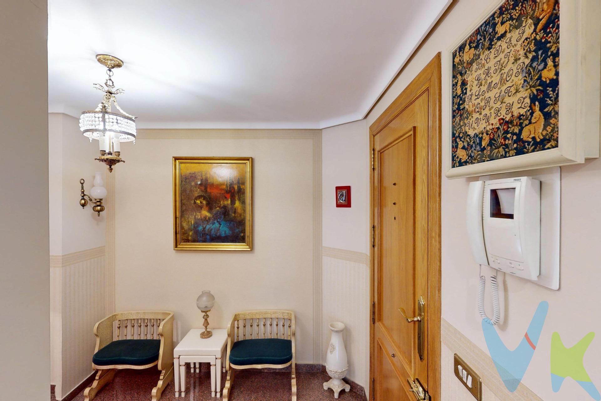Te presentamos una luminosa vivienda ubicada en el corazón de la ciudad, a tan solo 100 metros de la emblemática Puerta del Sol. Este elegante piso cuenta con un total de 121 metros cuadrados construidos, distribuidos eficientemente: un acogedor hall que da acceso a un amplio salón-comedor adornado por ventanales que ofrecen abundante luz natural. La cocina es funcional e incluye galería hacia el patio interior. Dispone también de tres habitaciones dobles completamente equipadas con armarios empotrados y otra habitación simple ideal como despacho o cuarto infantil. Un baño completo que da servicio a dos habitaciones y otro baño completo para otra habitación complementan esta oferta excepcional. Esta propiedad se ofrece amueblada e incluye electrodomésticos listos para usar desde el primer día, lo cual representa una excelente oportunidad si buscas mudarte sin complicaciones adicionales; además disfrutarás del espacio extra proporcionado por un práctico trastero así como la conveniencia añadida de tener plaza privada en garaje dentro del edificio. Por todo esto , congratúlate contigo mismo/a porque esta puede ser tu nueva casa! . ¡No pierdas tiempo!, simplemente trae tus maletas. Este inmueble es en exclusiva, con lo que le facilitamos cualquier información sobre la vivienda. Por este motivo, solicitamos no molesten al propietario, ocupantes de la propiedad o vecinos de la comunidad. En todos los casos los precios expuestos son más impuestos y gastos derivados de la transmisión del inmueble.