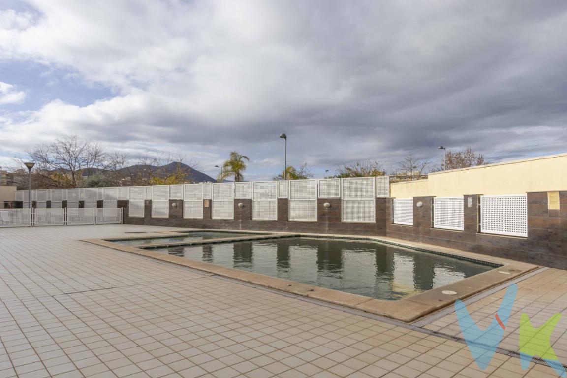 PISO EN VENTA EN ONDA CON PISCINA Y JARDÍN COMUNITARIOComodidad, funcionalidad y zonas comunes para disfrutar todo el añoSe pone a la venta este piso ubicado en la localidad de Onda, ideal para quienes buscan una vivienda cómoda, bien equipada y en un entorno residencial tranquilo. La propiedad se encuentra en la primera planta de un edificio construido en 2007 y ofrece una superficie construida de 94 m², con 84 m² útiles bien distribuidos.Distribución interior y características del inmuebleLa vivienda cuenta con dos dormitorios amplios, bien iluminados y diseñados para aprovechar al máximo el espacio disponible. Ambos ofrecen un ambiente acogedor, adecuado tanto para el descanso como para el uso diario.Dispone de un baño completo con acabados actuales y un aseo adicional, que aportan funcionalidad y comodidad en el día a día. La cocina está totalmente equipada, con una distribución práctica y acabados de buena calidad. El salón-comedor es amplio y luminoso, creando un espacio ideal para la convivencia familiar o para recibir visitas.Extras incluidos: zonas comunesUno de los grandes valores añadidos de este piso es que en el edificio cuenta con jardín comunitario y una piscina, espacios pensados para el disfrute de todos los residentes. Estas zonas comunes ofrecen un entorno ideal para relajarse, pasar tiempo al aire libre o disfrutar del verano sin necesidad de salir del residencial.Entorno y servicios cercanosLa vivienda se sitúa en una zona bien comunicada de Onda, una población que dispone de todos los servicios necesarios: supermercados, centros educativos, instalaciones deportivas, centro de salud y oferta comercial y cultural variada. Todo ello convierte esta ubicación en una opción práctica tanto para vivir todo el año como para invertir en una segunda residencia.La zona es tranquila y ofrece buena calidad de vida, con espacios verdes y servicios a poca distancia. También cuenta con buenas conexiones por carretera, facilitando el acceso a localidades cercanas y a la ciudad de Castellón.Una oportunidad equilibrada entre calidad, ubicación y precioEste piso representa una buena oportunidad para quienes buscan una vivienda bien conservada, con una distribución funcional y zonas comunes que mejoran la experiencia residencial. Es adecuado tanto para parejas como para familias pequeñas que valoran el confort y la accesibilidad.Solicite una visita y descubra su nuevo hogarSi desea obtener más información o visitar esta propiedad, no dude en ponerse en contacto con nosotros. Estaremos encantados de acompañarle y mostrarle todos los detalles que hacen de este piso en Onda una excelente opción de compra.Reserve su cita hoy mismo y dé el primer paso hacia su nuevo hogar.Se muestra a título informativo y no contractual. El precio no incluye lo siguiente: Honorarios de la agencia inmobiliaria, impuestos (IVA, ITP) y otros gastos de la Compraventa (notaria, gestoría y registro).