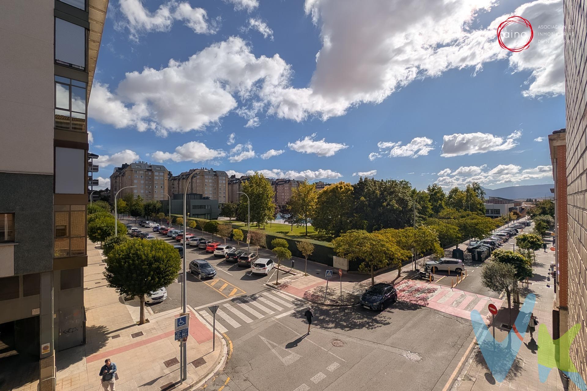 ¡VENTA! Se vende magnífica vivienda en muy buen estado en Zizur Mayor, en una de las zonas más demandadas de la urbanización, junto al Ayuntamiento y rodeada de todos los servicios necesarios para el día a día: supermercados, farmacia, tiendas, frutería, carnicería y mucho más, todo a un paso de casa. El piso cuenta con 98 m² útiles (104 m² construidos) y una distribución muy cómoda y luminosa gracias a su ubicación en esquina, en un bonito chaflán. Dispone de un amplio salón de casi 19 m² y un comedor independiente de 12,80 m², ideales para disfrutar en familia o con amigos. La cocina, de 5,90 m², incorpora una práctica despensa de 2,90 m² que aporta un gran desahogo al hogar. La zona de noche ofrece tres habitaciones bien proporcionadas (11,80 m², 10,25 m² y 10,20 m²), entre las que destaca el dormitorio principal con baño en suite equipado con plato de ducha. El piso cuenta además con un segundo baño completo con bañera, pensado para dar servicio al resto de estancias. Entre sus comodidades se incluyen la plaza de garaje, el portal con ascensor y la calefacción y agua caliente individual mediante caldera, que garantizan confort y eficiencia en el día a día. Se trata de una vivienda moderna, exclusiva y lista para entrar a vivir, perfecta para quienes buscan espacio, comodidad y la mejor ubicación dentro de Zizur Mayor. No dejes escapar esta oportunidad y ven a conocer tu próximo hogar. ¡Llámanos y agenda tu visita!. Los datos son meramente informativos y carecen de valor contractual. El precio indicado no incluye impuestos ni gastos de transmisión (ITP, notaría, registro, etc.).