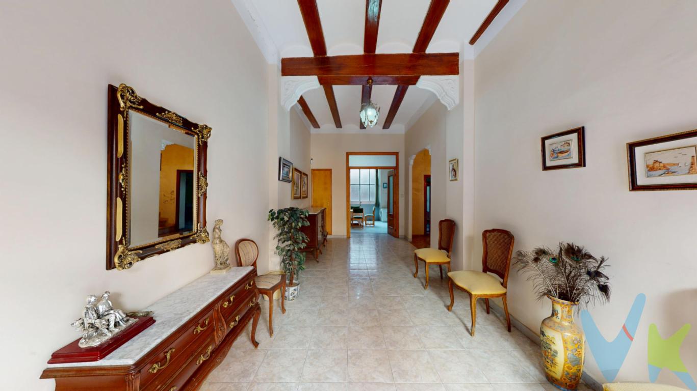 Casa de pueblo en venta en Benifaió  Un lienzo perfecto para crear el hogar de tus sueñosDescubre esta amplia y luminosa casa de pueblo situada en una de las zonas más cómodas de Benifaió, a un paso de comercios, parques, restauración, ayuntamiento y estación de tren. Con 332 m² construidos, esta vivienda ofrece un sinfín de posibilidades para diseñar un proyecto a tu medida.En la planta baja encontrarás una gran entrada con techos altos que aporta carácter y personalidad a la vivienda, un distribuidor funcional y un dormitorio en planta baja, ideal para despacho, sala de juegos o dormitorio principal. La cocina independiente tiene salida directa a un encantador patio interior, perfecto para crear un jardín privado, una zona de barbacoa, paellero o cualquier rincón al aire libre donde disfrutar con familia y amigos.La planta superior alberga el resto de dormitorios y da paso a una gran buhardilla, un espacio diáfano con un enorme potencial para convertirlo en sala de estar, estudio, zona de ocio o incluso un apartamento independiente. Desde la buhardilla se accede además a una cambra, perfecta para almacenamiento o para transformarla en un espacio adicional.Si buscas una vivienda con carácter, amplitud y múltiples posibilidades de reforma en el corazón de Benifaió, esta casa de pueblo es ideal para ti.Una propiedad única para quienes desean crear un hogar a medida.Agencia Registrada con el Nº 89 en el Registro Obligatorio de Agentes Inmobiliarios de la Comunitat Valenciana. Puede consultar en la web de la GVA:https://habitatge.gva.es/es/registres-en-materia-habitatgeLa oferta está sujeta a cambios de precio o retirada del mercado sin previo aviso. Este anuncio en su conjunto, incluyendo textos, fotos, imágenes o cualquier otro contenido de este, no es vinculante dado que la información es ofrecida por terceros y puede contener errores. Se muestra a título informativo y no contractual.Gastos de la compraventa a cargo de la parte compradora no incluidos en el precio del inmueble a tener en cuenta:- ITP con carácter general en Valencia es del 10%, pudiendo corresponderle otro tipo impositivo atendiendo a sus circunstancias personales (por edad, renta o situación familiar primera vivienda habitual, etc ) previstas legalmente.*Base imponible del impuesto el mayor valor entre el precio de compraventa, la tasación o el valor de referencia catastral.- Gastos de notaría y registro, en su caso, suelen oscilar aprox; entre 1,5% y 2,5% (aranceles variables según valor de compraventa, n.º de copias, etc ).- Si tramita la inscripción una gestoría, deberá abonar sus honorarios más IVA ( en este caso suele oscilar entre los 250EUR y los 400EUR + IVA).- Honorarios de mediación inmobiliaria a cargo del comprador del 3% del precio final de venta más IVA (21%), salvo otro pacto.Por mandato expreso del propietario, comercializamos este inmueble en exclusiva, lo que le garantiza el acceso a toda la información, a un servicio de calidad, un trato fácil, sencillo y sin interferencias de terceros. Por este motivo, se ruega no molestar al propietario, a los ocupantes de la propiedad o a los vecinos. Muchas gracias por su comprensión. Si usted es agente inmobiliario y tiene un cliente para este inmueble, llámenos: estaremos encantados de colaborar.Se informa al consumidor que la agencia actúa como intermediaria inmobiliaria en la operación, estando cualquier eventual compraventa y sus condiciones sujeta a la aceptación expresa del propietario-vendedor y a la posterior formalización del correspondiente contrato. 