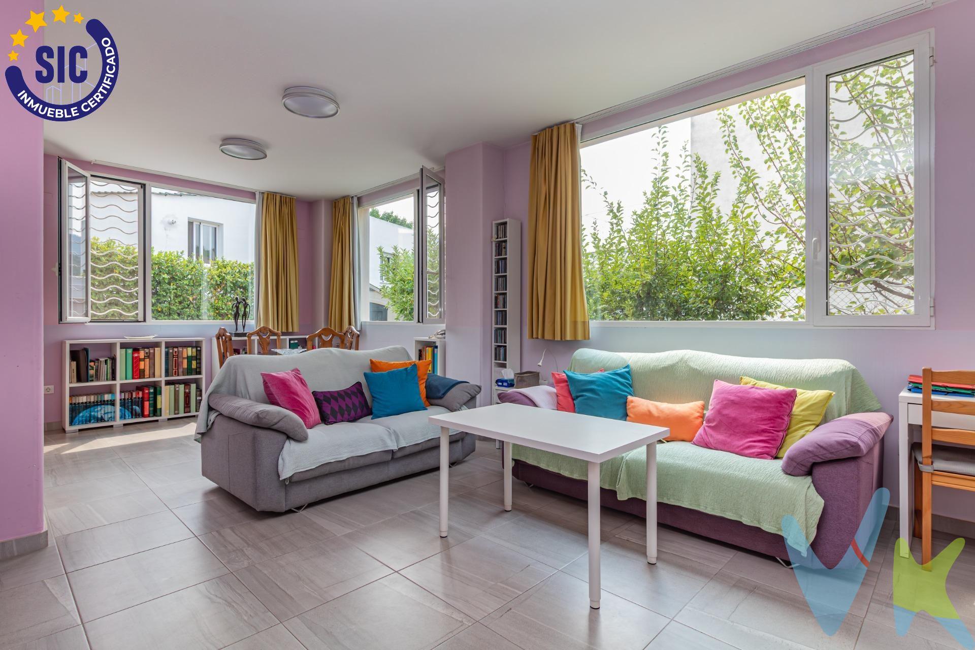 Descubre esta encantadora propiedad situada en la tranquila zona residencial de La Pobla Tornesa, un entorno natural privilegiado ideal tanto para familias como para quienes buscan una inversión con rentabilidad asegurada. Con una superficie construida de 173 m² sobre una parcela de 300 m², esta propiedad ofrece un diseño muy versátil compuesto por dos viviendas independientes, conectadas entre sí por una escalera exterior. Esta distribución permite disfrutar de una vida familiar cómoda con total privacidad, al tiempo que se abre la posibilidad de alquilar una de las plantas o destinarla a recibir visitas prolongadas sin perder intimidad. La vivienda destaca por su luminosidad, gracias a los grandes ventanales que inundan cada estancia de luz natural, creando un ambiente cálido y acogedor. El jardín privado, con árboles frutales, invita a relajarse al aire libre o disfrutar de momentos especiales en familia. Además, la sostenibilidad ha sido una prioridad en esta casa: cuenta con placas solares, depósitos para la recogida de agua de lluvia y una instalación eléctrica adaptada con cargador para coche eléctrico. La vivienda dispone de aire acondicionado en ambas plantas, así como calefacción mediante estufa de leña. Además, todas las ventanas están equipadas con mosquiteras. En la planta baja se encuentra un salón amplio y luminoso con salida directa al jardín, una cocina independiente completamente equipada, lavadero, un baño completo y dos dormitorios dobles. En la planta superior, la vivienda ofrece un espacio abierto con cocina integrada al salón, una terraza con impresionantes vistas al paraje natural del Desierto de Las Palmas, dos dormitorios dobles, un espacio para la colada y también un baño completo. (*) Cláusula de Transparencia y Desglose de Gastos. En cumplimiento de las obligaciones de información previstas en la Ley 10/2025, de 28 de diciembre, de servicios de atención a la clientela y transparencia, así como en la normativa sectorial vigente, se hace constar que el precio indicado no incluye los gastos e impuestos inherentes a la adquisición, los cuales se desglosan a continuación:. - Impuesto sobre Transmisiones Patrimoniales (ITP): Se aplicará el tipo impositivo vigente en la Comunidad Valenciana, generalmente el 10%, sin perjuicio de tipos reducidos aplicables según las circunstancias personales del comprador o las características del inmueble. El impuesto se devenga sobre el Valor de Referencia Catastral o el precio de venta, aquel que resulte superior. Para una información exhaustiva sobre el funcionamiento, tipos impositivos y bonificaciones del ITP, puede consultar el portal oficial de la Agencia Tributaria autonómica en el siguiente enlace: www.atv.gva.es/es/itpajd. - Gastos de Notaría: Los honorarios notariales se calcularán conforme al arancel oficial regulado en el Anexo I, del Real Decreto 1426/1989, de 17 de noviembre, por el que se aprueba el arancel Notarial. - Gastos de Registro: La inscripción en el Registro de la Propiedad se facturará según el arancel oficial establecido en el Anexo I, del Real Decreto 1427/1989, de 17 de noviembre, por el que se aprueba el arancel de los Registradores de la Propiedad. - Gastos de Gestión: Los honorarios por la tramitación administrativa, liquidación de impuestos e inscripción registral, en el supuesto de ser a cargo de la agencia inmobiliaria, ascienden a 302,50 € (IVA incluido). - Honorarios Agencia del Vendedor: incluidos en el precio publicado. - Honorarios Agencia del Comprador: Se informa que eventualmente podrían existir honorarios profesionales a cargo del adquirente, en aquellos casos en que se hubieran contratado previamente los servicios específicos del encargo de compra y en ningún caso estarán vinculados al precio.