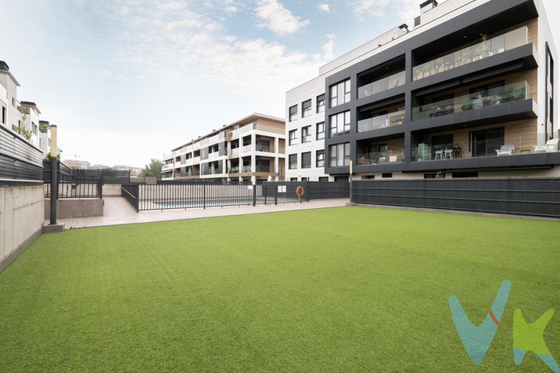  En una de las mejores Zonas Residenciales en Viesques, se presenta una oportunidad única de adquirir un magnífico piso Seminuevo con TerrazaHablamos de un Espectacular Piso  que está a un paso del Parque Fluvial, en una  zona de tranquilidad y confort para disfrute de la familia.Este inmueble destaca por sus modernas características y ha sido diseñado para satisfacer las necesidades más exigentes ,ya al entrar en el piso, se percibe la calidad de los acabados y el diseño moderno que caracteriza a todo el edificio.El sistema de calefacción es mediante circuito radiante por agua que es proporcionado por caldera central de gas natural complementado por Aerotermia lo que otorga una calificación energética A.Ubicado en la tercera planta de un edificio que fue construido en el año 2021, prácticamente a estrenar y este piso ofrece todas las comodidades de una residencia contemporánea.Con un total de 105 metros construidos, el inmueble se divide en tres amplias habitaciones ,Zona de lavado, Salón Comedor y Cocina independiente con acceso a una amplia Terraza con vistas destacadasUn lugar perfecto para disfrutar de momentos de relax al aire libre o para aquellas reuniones sociales en las que el buen clima acompaña. Complementando las características del inmueble, el edificio cuenta con un moderno ascensor que facilita el acceso a la vivienda, así como un garaje privado, ofreciendo seguridad y comodidad para el estacionamientoPara quienes valoran el orden y el almacenamiento, el trastero incluido será un valor añadido, permitiendo el almacenamiento de objetos de temporada o cualquier otra necesidad que surja, además de cuarto trastero comunitario para bicicletasLa urbanización dispone de una piscina comunitaria ,y zona de juegos ,características excepcionales que convierten al edificio en un verdadero oasis urbano, ideal para relajarse y disfrutar de momentos refrescantes sin necesidad de salir del complejo.La ubicación del inmueble proporciona una excelente conexión con el transporte público, con una parada de autobús cercana que facilita el acceso a diversos puntos de la ciudad, lo que hace que el desplazamiento diario sea cómodo y rápido. La zona donde se encuentra este piso es tranquila y muy buscada, rodeada de servicios básicos como supermercados, colegios y centros de salud, lo que convierte la ubicación en una opción atractiva tanto para familias como para profesionales.Conviene recordar que viviendas como esta, que aúnen calidad, diseño y funcionalidad en una ubicación privilegiada, escasean en el mercado. La oportunidad de visitar este inmueble no debería dejarse pasar.  Esta podría ser la casa de sus sueños, justo en una de las mejores Zonas residenciales de GijónEn el precio publicitado no se incluyen los Impuestos de Transmisiones Patrimoniales ni los Gastos de Notaría y Registro.