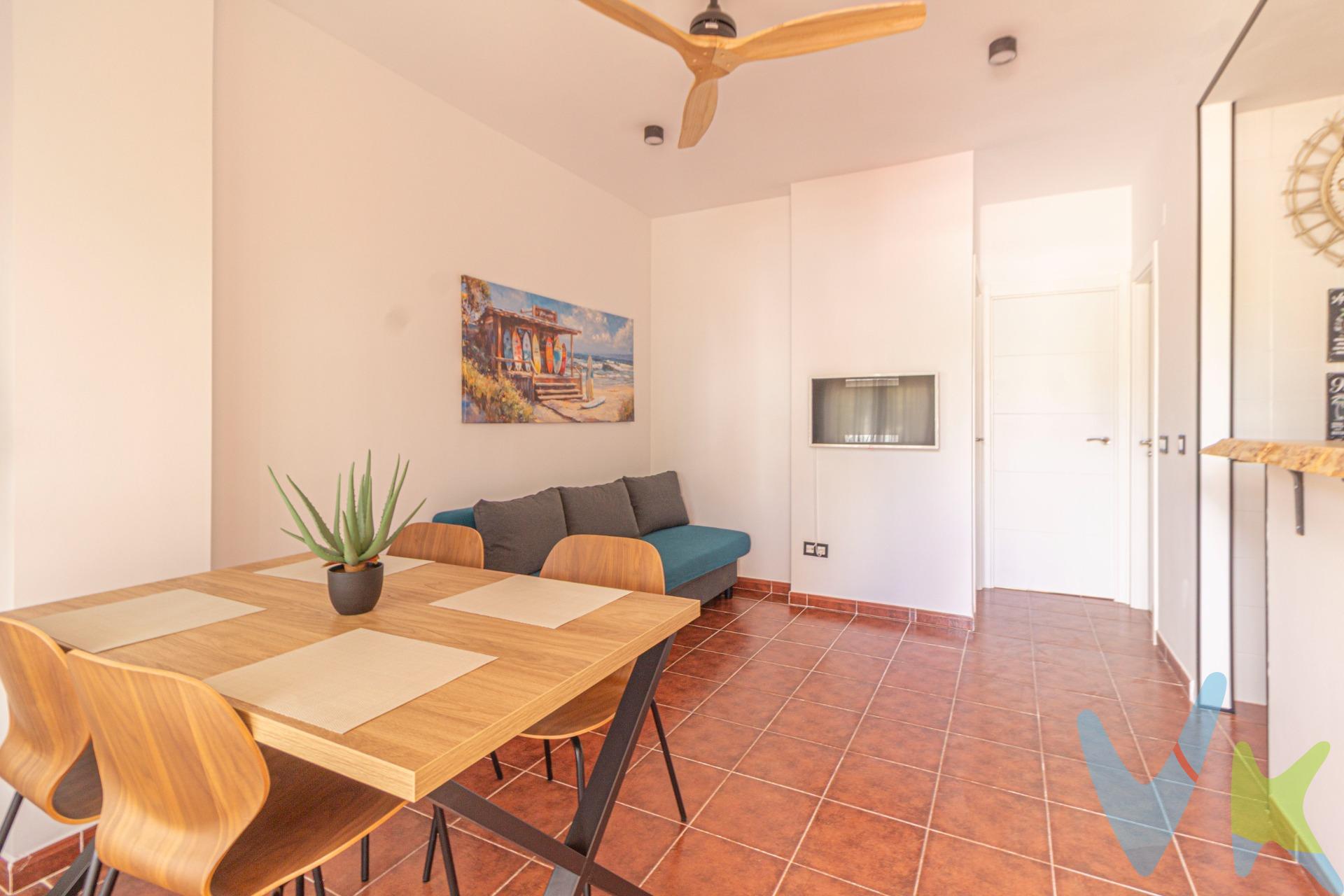 Descubre este encantador apartamento con licencia turística ubicado en una de las zonas más deseadas de Chiclana de la Frontera: La Barrosa. Con un precio atractivo de €269,000, esta propiedad se presenta como una excelente oportunidad tanto para residencias permanentes como para vacaciones. Su superficie construida es de 53 m² y cuenta con una distribución funcional que incluye 1 habitación doble y otra sencilla; además dispone del confort necesario gracias a su baño completo moderno. El estado general del inmueble permite entrar a vivir o bien comezar a alquilarlo sin necesidad de reformas, lo cual añade valor adicional al mismo. La vivienda destaca por ser completamente exterior permitiendo así disfrutar del sol durante todo el día desde sus amplios ventanales. Entre los extras que ofrece encontrarás una terraza delantera y un patio trasero, además cuenta con acceso a piscina comunitaria ideal para relajarte durante los meses cálidos o compartir momentos agradables con familia y amigos. No pierdas la ocasión única que representa adquirir un hogar acogedor cerca del mar e instalaciones locales muy completas. En cumplimiento de las obligaciones de información previstas en la Ley 10/2025, de 28 de diciembre, de servicios de atención a la clientela y transparencia, así como en la normativa sectorial vigente, se hace constar que el precio indicado no incluye los gastos e impuestos inherentes a la adquisición, los cuales se desglosan a continuación:. Impuesto sobre transmisiones Patrimoniales (ITP): se aplicará el tipo impositivo vigente en la Comunidad Autónoma de Andalucía (generalmente el 7%, sin perjuicio de tipos reducidos del 6 %, 3,5%, 1,2% o 1% aplicables según las circunstancias personales del comprador o las características del inmueble). El impuesto se devenga sobre el valor de referencia de catastro o el precio de venta, aquel que resulte superior. Gastos de Notaría: según ley. Gastos de Registro: la inscripción en el registro de la propiedad se facturará según el arancel oficial establecido en el Anexo I del Real Decreto 1427/1989 de 17 de noviembre por el que se aprueba el arancel registral. Gastos de Gestión: (varía según si el comprador necesita financiación o no para poder comprar la vivienda,) por la tramitación administrativa, liquidación de impuestos e inscripción registral ascienden aproximadamente a 600 € (iva incluido). Honorarios de la Agencia del Comprador: se informa que existen honorarios profesionales a cargo del adquirente, en aquellos casos, en que se hubieran contratados servicios de encargo de compra. NO VINCULADOS AL PRECIO DE COMPRA. Documento D. I. A. a disposición del consumidor según Decreto 218/2005 Junta de Andalucía. 
