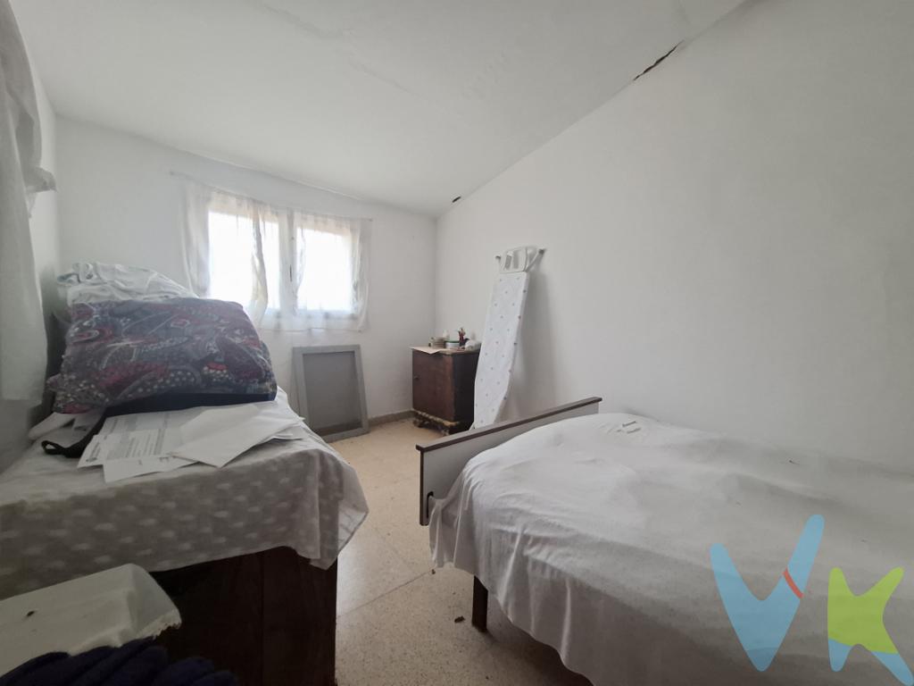 En el encantador municipio de Lucena del Cid se alza esta vivienda que espera convertirse en el hogar de tus sueños. Con una superficie construida de 132 metros cuadrados y 115 metros útiles, ofrece amplio espacio para satisfacer las necesidades de cualquier familia.Ubicada en una tranquila calle de este pintoresco pueblo, la propiedad, preserva su carácter histórico mientras se integra con las necesidades contemporáneas. Al entrar en la vivienda, encontrará un sslón que invita a disfrutar de agradables reuniones familiares o a relajarse después de un largo día. Esta estancia es el corazón del hogar, un lugar donde crear recuerdos inolvidables.El inmueble dispone de cuatro habitaciones. Los amplios ventanales con vistas a las montañas permiten la entrada de luz natural, creando una atmósfera cálida y acogedora. Este hogar también cuenta con un garaje, una valiosa característica que resulta muy práctica en el día a día, proporcionando seguridad y protección para su vehículo. La zona donde se encuentra la propiedad es sumamente atractiva por su serenidad y belleza natural, características que hacen de Lucena del Cid un lugar ideal para vivir.Al vivir aquí, disfrutará de lo mejor de ambos mundos: la tranquilidad de un entorno rural y la cercanía a todos los servicios necesarios. Esta es más que una simple casa; es el escenario perfecto para escribir un nuevo capítulo en su vida. ¡Contáctenos y permítanos mostrarle por qué este deber ser su próximo hogar!Posibilidad de financiación hasta el 100%, pregúntanos y te haremos un estudio gratuito. Agencia Registrada con el número 1.399 en el Registro Obligatorio de Agentes Inmobiliarios de la Comunidad Valenciana. Puede consultar en la web de la GVA.Gastos e impuestos no incluidos en el precio. A título orientativo, en segundas transmisiones, el comprador abonará el Impuesto sobre Transmisiones Patrimoniales (ITP), cuyo tipo general en la Comunidad Valenciana es el 9% (*) sobre la base imponible, que será el mayor valor entre precio de compraventa, tasación o valor de referencia catastral. Gastos de notaría y Registro de la Propiedad: aproximado entre 1.000 y 2.000 euros (aranceles variables según precio, número de copias y complejidad). El comprador escoge libremente notario. El vendedor asume, por ley, los gastos que le correspondan, salvo pacto contrario. Si se precisa hipoteca, tasación, condiciones y costes bancarios según entidad elegida por el comprador; así como los gastos de gestoría y cualesquiera otros inherentes a la formalización de la compraventa. De acuerdo con la ley, no se incluyen en el precio otros gastos o tributos que legalmente correspondan al comprador. Los honorarios de intermediación inmobiliaria al vendedor no incluidos en el precio. Los honorarios de intermediación inmobiliaria al comprador: 2,5% + IVA calculados sobre el precio de venta con un mínimo de 3.000 euros + IVA(*) Consultar condiciones concretas según circunstancias personales o régimen fiscal aplicable. Puedes llamar al 722461985 y te informaremos de tu caso en concreto.El consumidor tiene derecho, conforme a la normativa vigente, a disponer de información y documentación adicional relativa al inmueble y condiciones de la compraventa, accesible en la sede física de la agencia situada en Avenida Rey Don Jaime nº74, 7ºB, Castellón de la Plana. La agencia actúa exclusivamente como intermediaria en la operación. Cualquier compraventa y sus condiciones quedan sujetas en todo caso a la aceptación expresa del vendedor del inmueble y a la posterior formalización del correspondiente contrato. El presente anuncio tiene carácter meramente informativo: la información suministrada se corresponde con la disponible a la fecha de publicación, pudiendo variar en función de las circunstancias o actualizaciones legales, contractuales y fiscales.   