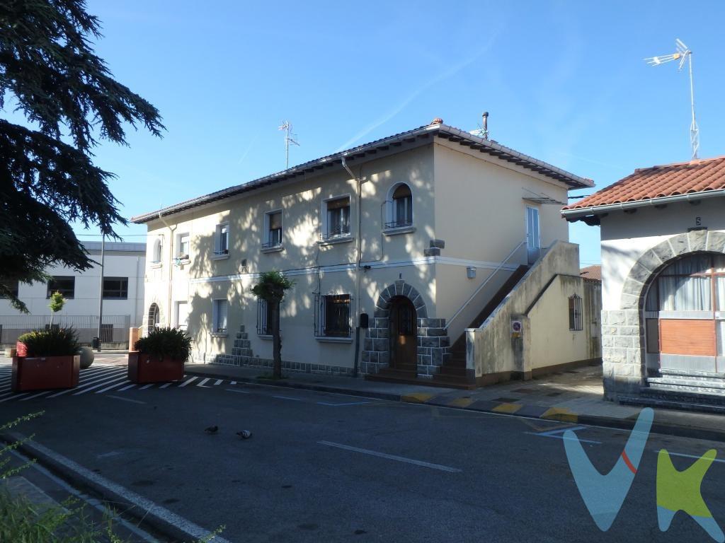 Piso en zona de la Txantrea, es un bajo en muy buen estado con 118.77 mt2 construidos de los cuales 97.24 pertenecen a la vivienda y el resto al sotano trastero completamente adecuado, 3H una de ellas con vestidor, 2 baños, una segunda estancia polivalente que puede ser un txoko o bien un apartamento individual equipado con una segunda cocina y con estufa de leña y acceso al jardín, sótano trastero de 21.53 mt2, toldos eléctricos, persianas eléctricas. Hilo musical, aire acondicionado, armarios empotrados, despacho, txoko, calefacción central de pellets, vado particular para poder acceder con vehiculo al interior de la casa, toda la independencia, privacidad, servicios, paradas de autobús,  centros de salud, colegios, comercios, en la puerta de casa. No dejes pasar esta ocasion y llamanos