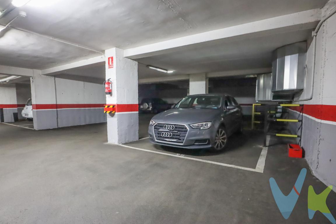 Plaza de garaje EXTRA AMPLIA  Perfecta para coche grande + moto o bicis.¿Cansado de aparcar justo o de hacer mil maniobras? Esta plaza de garaje amplia y cómoda es justo lo que necesitas.Con 3,40 m de ancho y 5,10 m de largo, tendrás espacio de sobra para un coche grande y además una moto o bicicletas, sin preocuparte por roces ni estrecheces.El acceso es amplio, directo y sin giros complicados, ideal tanto para conductores no experimentados como para quienes valoran la comodidad del día a día.Características destacadas:Medidas generosas: 3,40 m x 5,10 mEspacio para coche grande + moto o bicisAcceso fácil y rápido, sin maniobras incómodasAparcamiento cómodo, seguro y bien ubicadoUna oportunidad para quienes buscan espacio, confort y seguridad en su plaza de garaje.Contáctanos hoy mismo para más información o para agendar una visita.No incluido en el precio el Impuesto de Transmisiones Patrimoniales y los gastos de Notaría y Registro. LOS HONORARIOS DE LA AGENCIA INMOBILIARIA SON ASUMIDOS INTEGRAMENTO POR LA PARTE VENDEDORA NO SUPONIENDO COSTE ALGUNO PARA EL COMPRADOR.