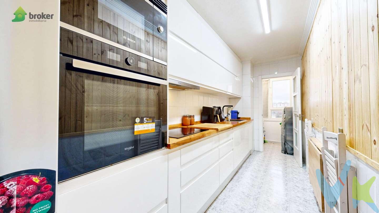 SEMINUEVO, 2 HABITACIONES, 2 BAÑOS, GARAJE DIRECTO, TRASTERO 
¡¡¡ EXCLUSIVA !!!  INMOBILIARIA BROKER pone a tu disposición esta coqueta vivienda en la zona de las Torres de Barakaldo, una zona tranquila rodeada de zonas verdes y a un paso de todo tipo de servicios y del acceso a la autovía.
Sus 74 metros (según catastro) están distribuidos en 2 habitaciones, 2 baños completos (uno con bañera y otro con ducha), amplio salón comedor y cocina completamente equipada y con salida a un práctico TENDEDERO. 
En la vivienda se han realizado muchas mejoras recientemente. En 2023 se reformó la cocina completa, uno de los baños, se alisaron paredes y se lacaron las puertas y los rodapiés. Cuenta además con DOS ARMARIOS EMPOTRADOS, uno en el pasillo y otro en la habitación principal.
Las ventanas son de PVC Climalit y el suelo de tarima de elondo. Dispone además de CALEFACCIÓN DE GAS NATURAL con contador individual.
El edificio cuenta con tres ASCENSORES A COTA CERO de muy buen tamaño.
En el precio están incluidos una PARCELA DE GARAJE CON ACCESO DIRECTO y un amplio TRASTERO de unos 10 metros.
TENEMOS LLAVES, para que lo puedas ver con total tranquilidad. No hay muchas viviendas como esta, así que llámanos antes de que se te adelanten o pásate por nuestra oficina de GERNIKAKO ARBOLA 38 para concertar una visita.
Usamos tecnología 3D, para que puedas ver la vivienda con total realidad. Así, en la visita todo será más fácil a la hora de tomar decisiones.
Gastos de gestión de 4.900 euros (+IVA) a cargo del comprador, no incluidos en el precio.
Colegiado API 584. Trabaja con verdaderos profesionales.