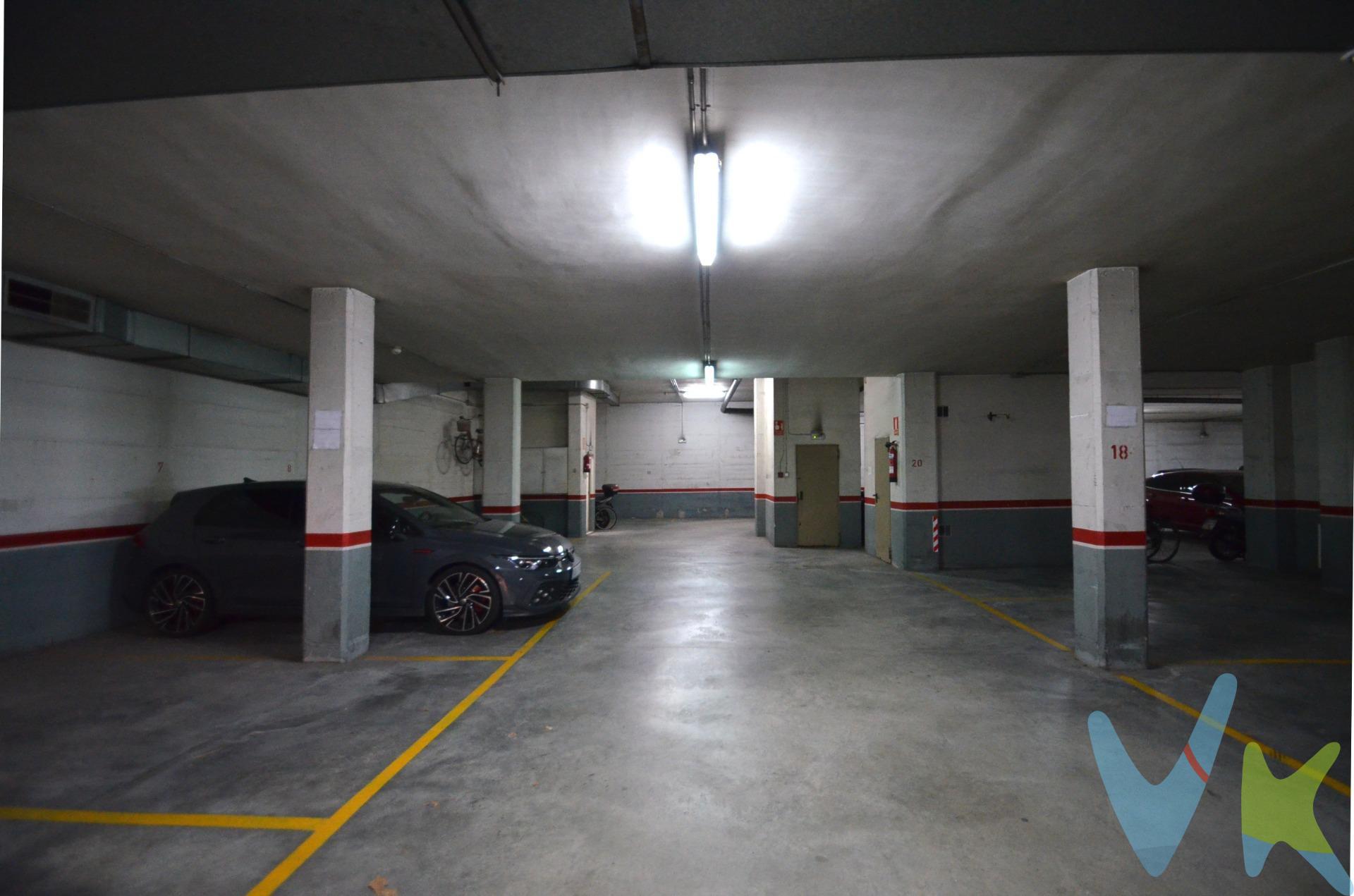¡Dos plazas de parking en venta a un precio increíble! Excelente oportunidad para particular o inversor en una de las zonas más solicitadas de Vilanova. Te ofrecemos dos plazas de parking de 8m² cada una y con excelente accesibilidad: se encuentran en la primera planta, muy cerca de la rampa amplia de fácil acceso y con muy buena maniobra. Su ubicación estratégica entre columnas y son contiguas, maximizando la protección contra golpes y facilitando el aparcamiento. Son ideales para ti si tienes un coche grande y una moto o dos coches pequeños. El parking dispone de gran entrada con puerta metálica automática corredera para acceso de vehículos y puerta lateral para acceso peatonal. Se trata de un parking subterráneo limpio y bien iluminado ubicado en un edificio de 1994, una finca muy segura y bien mantenida por parte de la comunidad. El precio no incluye impuestos (ITP, IVA y AJD), ni los gastos de notario ni los de registro.