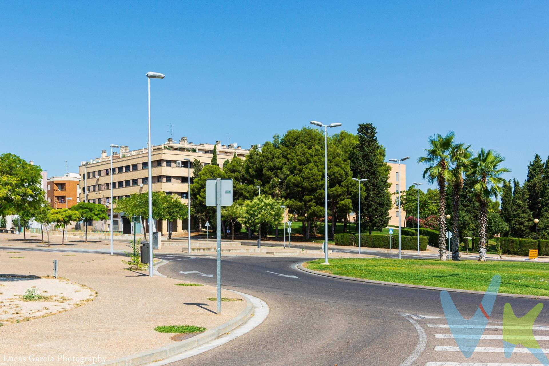 🏡 ¡Oportunidad VPO en Valdefierro, Zaragoza! . Se vende vivienda de protección oficial (VPO) en perfecto estado, ubicada en una de las zonas más tranquilas y en desarrollo de Zaragoza: Valdefierro. Un piso moderno y funcional, ideal para familias que buscan calidad de vida. ✨ Características principales:. 85 m² útiles. 3 dormitorios espaciosos. 2 baños completos. Terraza privada ideal para desconectar. Segunda planta con ascensor. Año de construcción: 2011. Para entrar a vivir, sin necesidad de reformas. 🛠️ Confort garantizado:. Calefacción central con contador individual. Aire acondicionado por conductos en toda la vivienda. 🚗 Extras incluidos:. 2 plazas de garaje. 2 trasteros independientes. 📍 Ubicación y entorno:. Situada en Valdefierro, con excelente conexión por autobús urbano y rodeada de servicios, colegios, comercios y zonas verdes. Barrio residencial y tranquilo, ideal para vivir en familia. ✅ Vivienda de protección oficial (VPO). 📞 Contacta para más información o para concertar una visita. ¡Una oportunidad única para entrar a vivir ya!