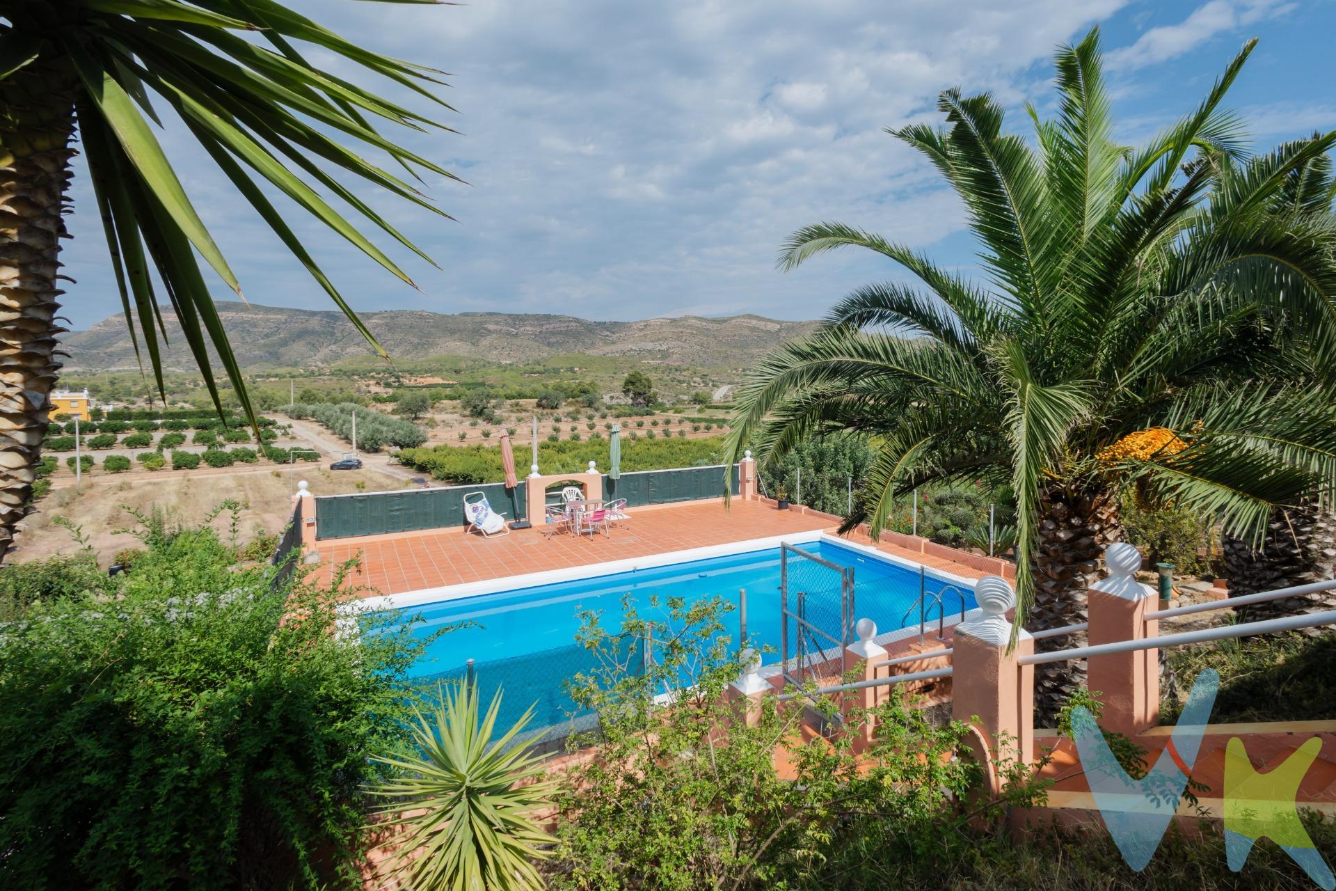 El aire en tu cara, el verde del Bosque, el canto de los pájaros, las vistas a la montaña, ¿ Suena bien ?. Este chalet no es apto para URBANITAS, si buscas un cambio de aires, de vida, no dejes pasar esta oportunidad. Imagínate dándote un baño refrescante, levantar la cabeza y estar rodeado de naturaleza. Se abre, de forma automática, la puerta da acceso a este chalet, subimos por la rampa que, de acceso al chalet, a mano derecha se encuentra el parking cubierto para dos coches, la bodega y un campo de árboles frutales, coles de Bruselas, tomates, rodeado de una instalación de riego por goteo. Encima del garaje tenemos la piscina, uno de los mejores rincones de esta propiedad, aunque para rincón, rincón, el que hemos bautizado como rincón del relax, está situado en la parte trasera de la casa y consta de una zona de cocina con barbacoa, baño y la zona de comedor, vaya Domingos de paella con familiares y amigos te esperan. . Sobre su parcela de más de 2.200 metros, ahora sí, nos toca entrar en la casa. Una de las cosas que tienes que saber, es que los muros de esta casa no son unos muros normales, con un aislamiento especial gracias a su cámara, sentirás menos frio y menos calor de lo normal, gracias a su eficiencia energética, dentro te esperan sus 4 habitaciones, baño, cocina con despensa y un amplio salón comedor. . A esta propiedad no le falta una cosa para ser perfecta.... TÚ. Contacta con nosotros y prepararemos una vista para que conozcas tu nuevo HOGAR. ¿ Necesitas Financiación ?.  . Nuestro departamento financiero puede gestionar tu préstamo " Hasta un 100% + Gastos ". ¡ Consúltanos !.  . *Nota: En el precio de venta no están incluidos los muebles y enseres de las fotografías, ni el impuesto del ITP del 10%, los gastos de Notaría que ascienden de forma orientativa a 800 €, los honorarios de agencia que son el 3% más iva aplicado al precio de venta y los gastos de financiación, si la hubiese. Este anuncio no es vinculante, puede contener errores, se muestra a título informativo y no contractual. Número de Registro de Agentes de Intermediación Inmobiliaria de la Comunidad Valenciana: RAICV-0386.   